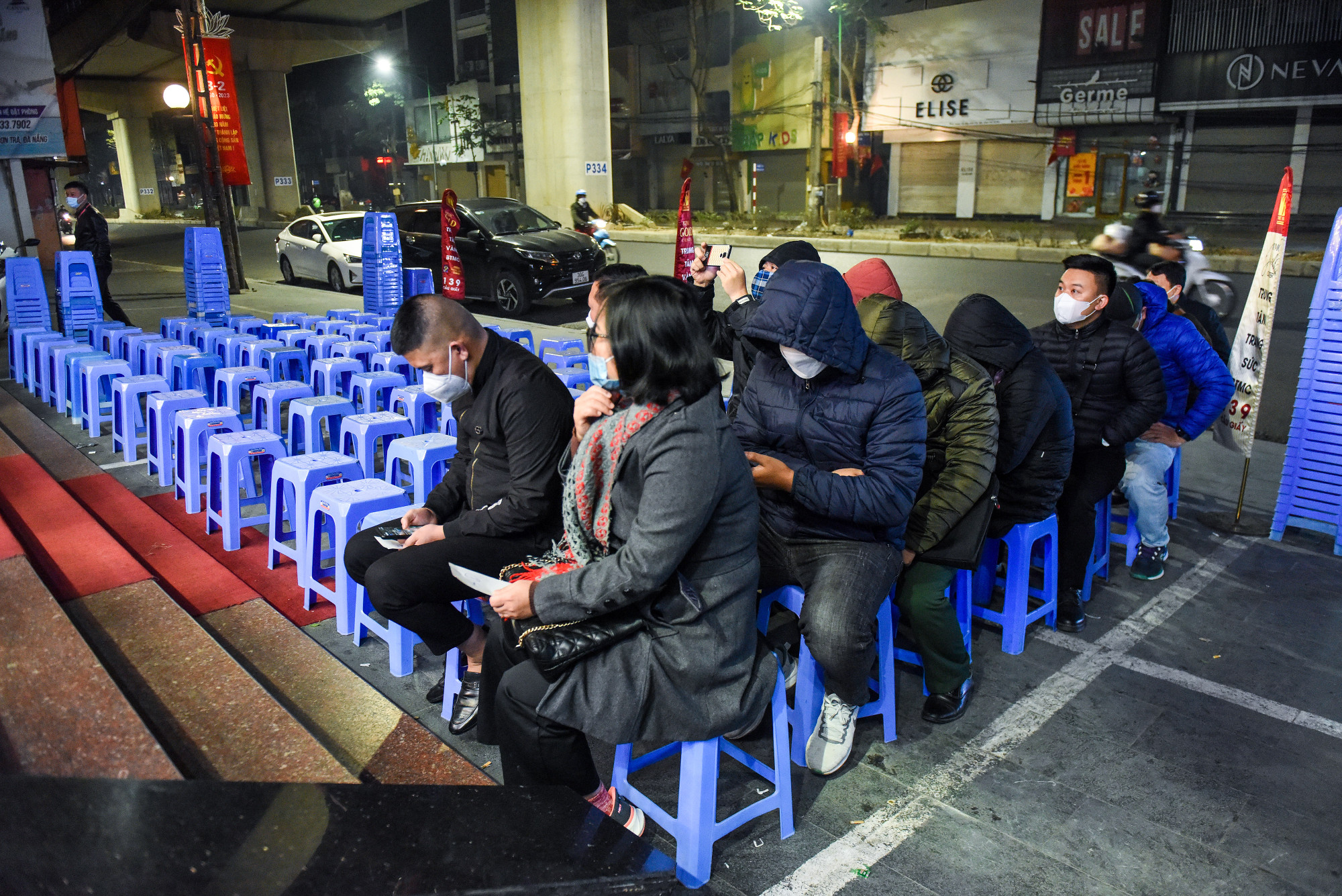 Theo quan niệm dân gian, Thần Tài là vị thần chuyên quản Tài-Phúc-Phú Quý mang lại tài lộc, sung túc và may mắn cho mọi người. Vì vậy, nhiều người quan niệm: Sở hữu một sản phẩm vàng vào ngày vía Thần Tài (mùng 10 tháng Giêng) sẽ mang lại sự may mắn, phúc hiển trong cả năm.