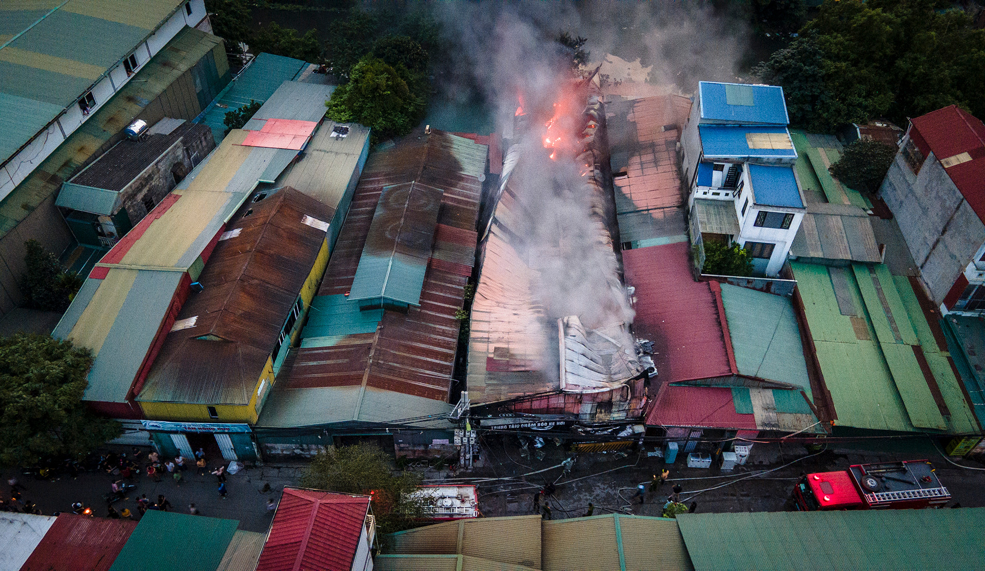 Toàn cảnh đám cháy. Toàn cảnh đám cháy.