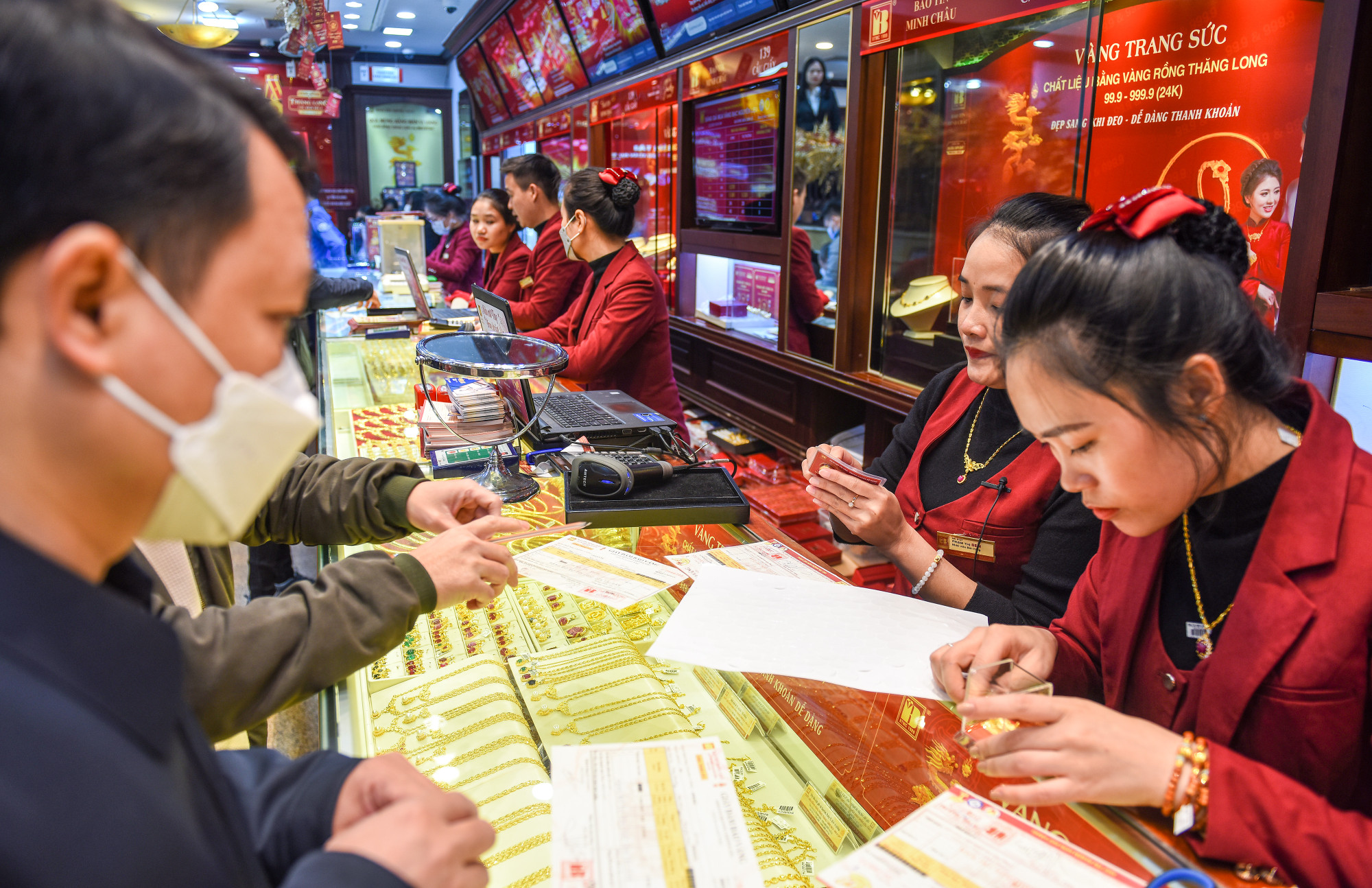 Ngoài vàng SJC, nhiều khách đặc biệt quan tâm tới trang sức, nhẫn trơn...