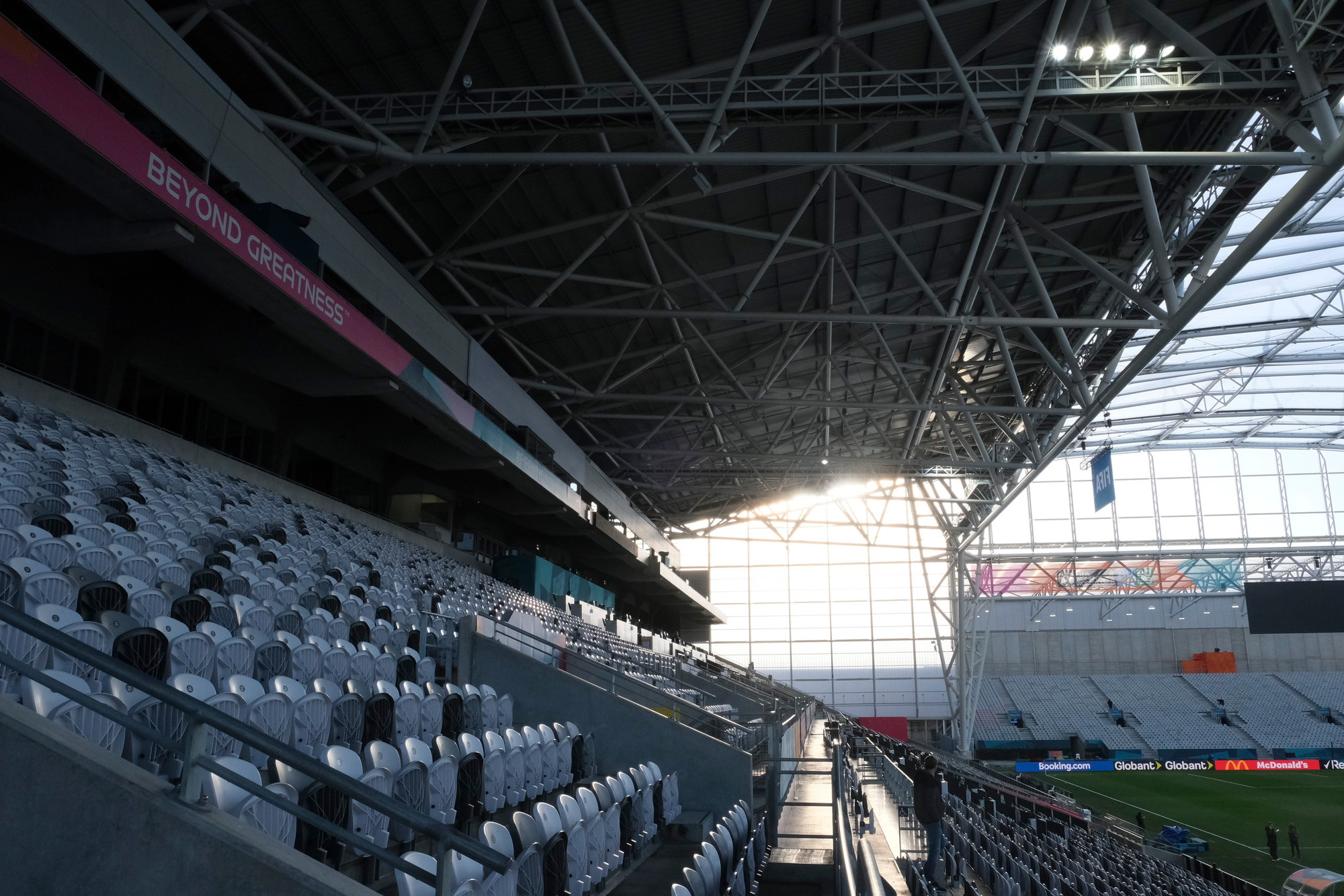 [Ảnh] “Sân khấu” cuối cùng của tuyển nữ Việt Nam tại World Cup nữ 2023: Mái bằng nhựa, khán đài khung thép ảnh 7