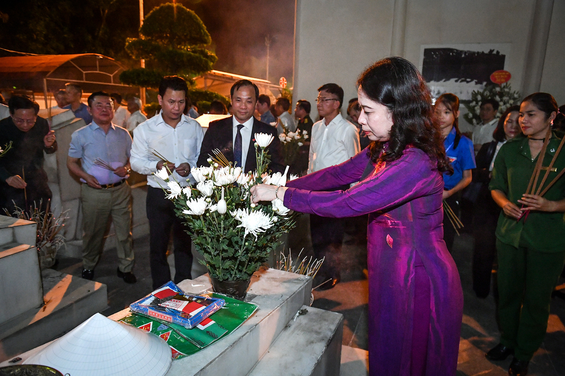 Các anh hùng liệt sĩ mãi mãi là tấm gương tiêu biểu cho lòng yêu nước, ý chí quật cường, cống hiến, hy sinh cho lý tưởng độc lập dân tộc và chủ nghĩa xã hội. Phó Chủ tịch nước và đoàn nguyện hứa tiếp tục nỗ lực phấn đấu, đoàn kết một lòng xây dựng đất nước ngày càng phát triển giàu mạnh, văn minh.