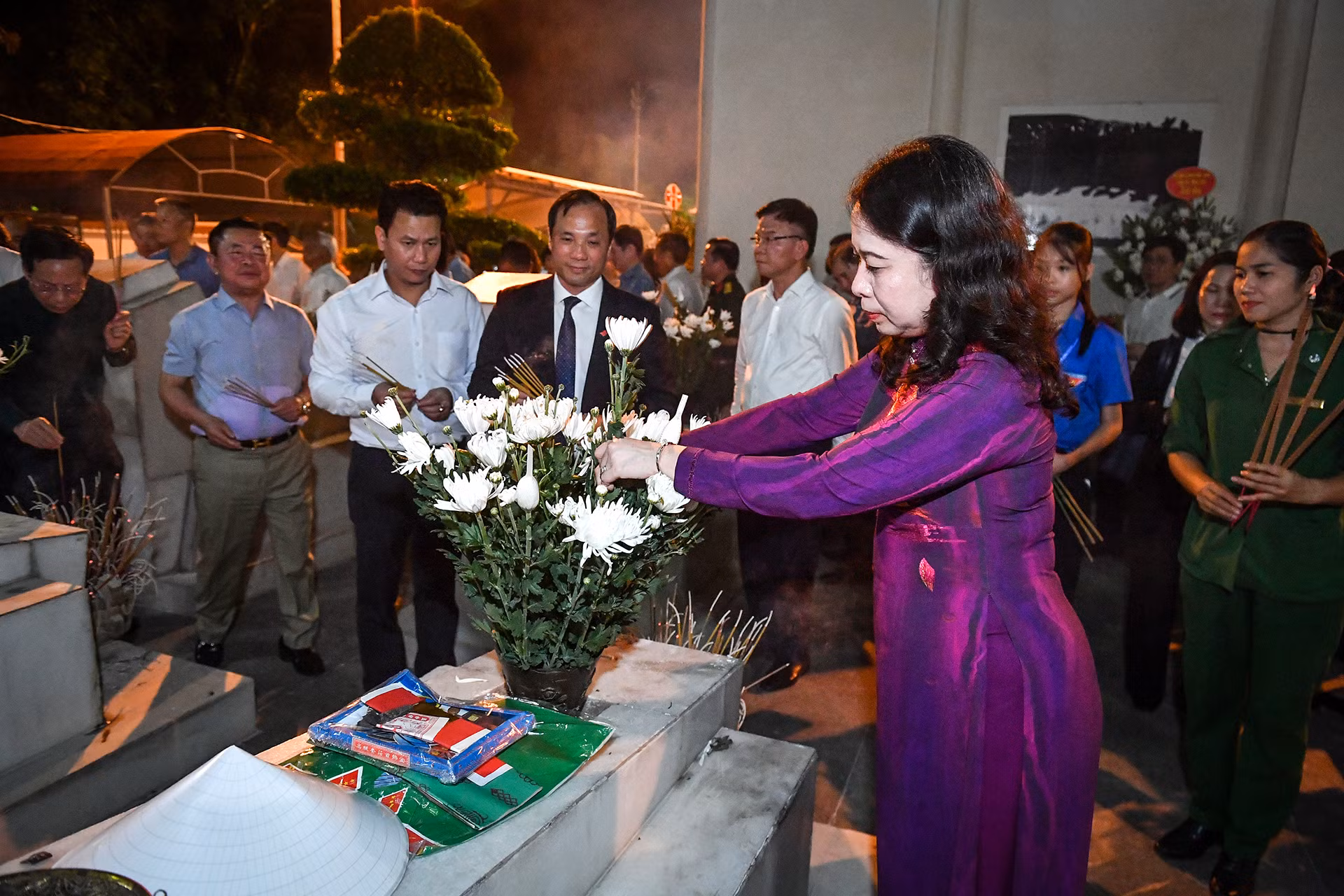 Các anh hùng liệt sĩ mãi mãi là tấm gương tiêu biểu cho lòng yêu nước, ý chí quật cường, cống hiến, hy sinh cho lý tưởng độc lập dân tộc và chủ nghĩa xã hội. Phó Chủ tịch nước và đoàn nguyện hứa tiếp tục nỗ lực phấn đấu, đoàn kết một lòng xây dựng đất nước ngày càng phát triển giàu mạnh, văn minh.