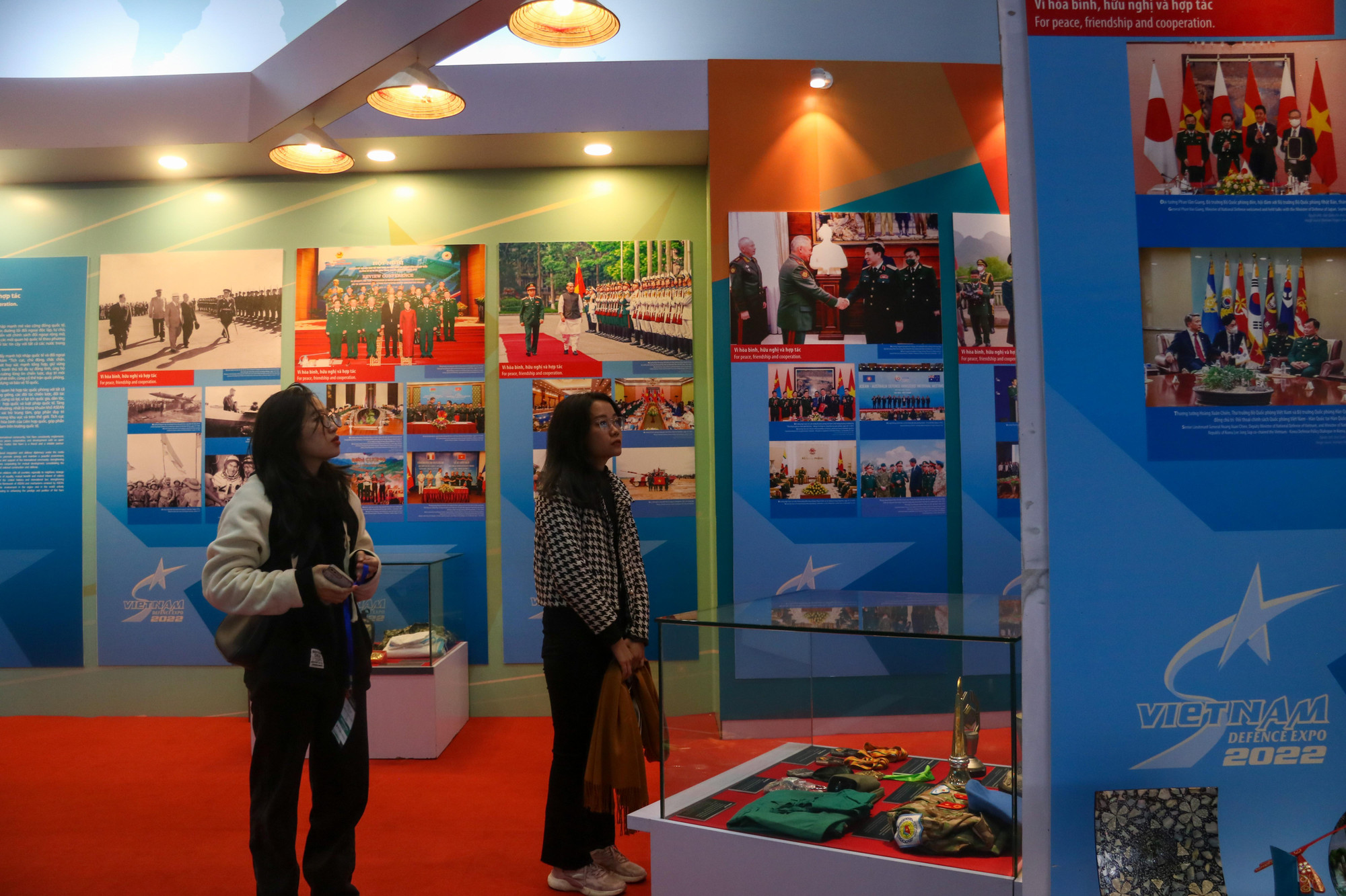 Một khu vực trưng bày những kỷ vật đã qua sử dụng, những hình ảnh của Quân đội Nhân dân Việt Nam từ trước tới nay.