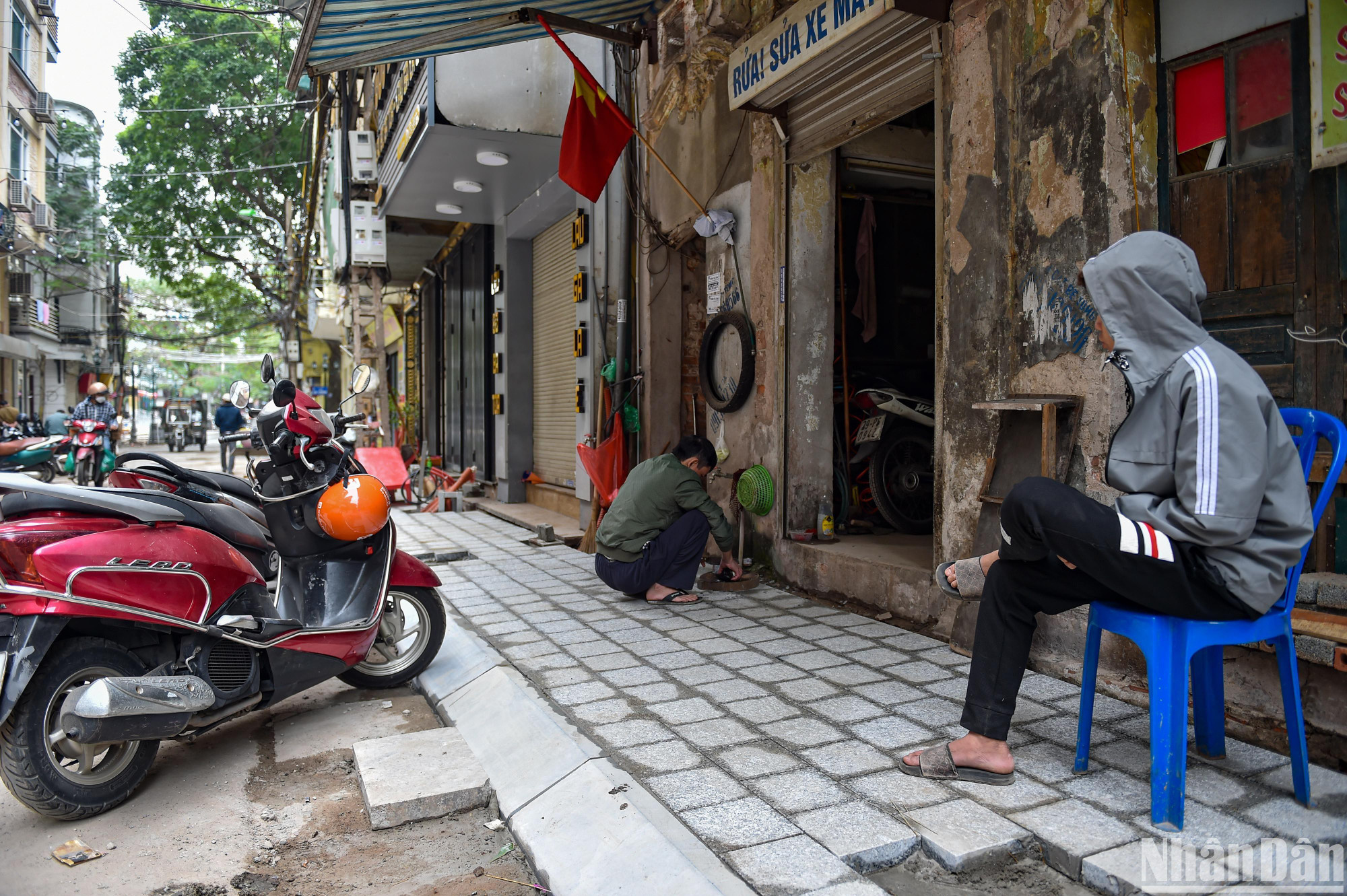 Chính quyền phường Trúc Bạch đang cho chỉnh trang lại đường, vỉa hè, cải tạo cảnh quan phố đi bộ, sơn kẻ vạch đường các tuyến phố. Chính quyền phường Trúc Bạch đang cho chỉnh trang lại đường, vỉa hè, cải tạo cảnh quan phố đi bộ, sơn kẻ vạch đường các tuyến phố.