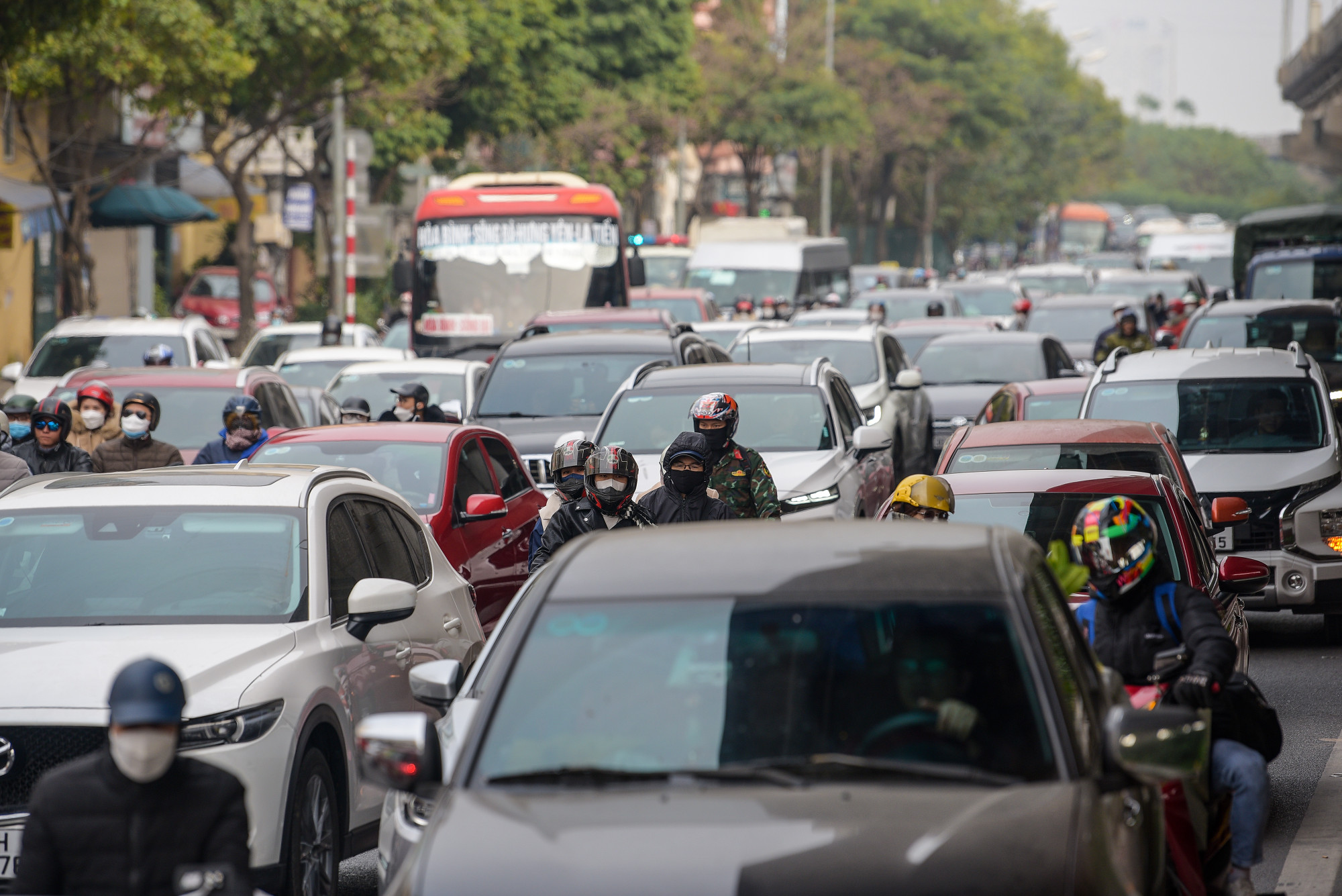Hàng dài xe nối đuôi nhau để vào trung tâm thành phố. Hàng dài xe nối đuôi nhau để vào trung tâm thành phố.