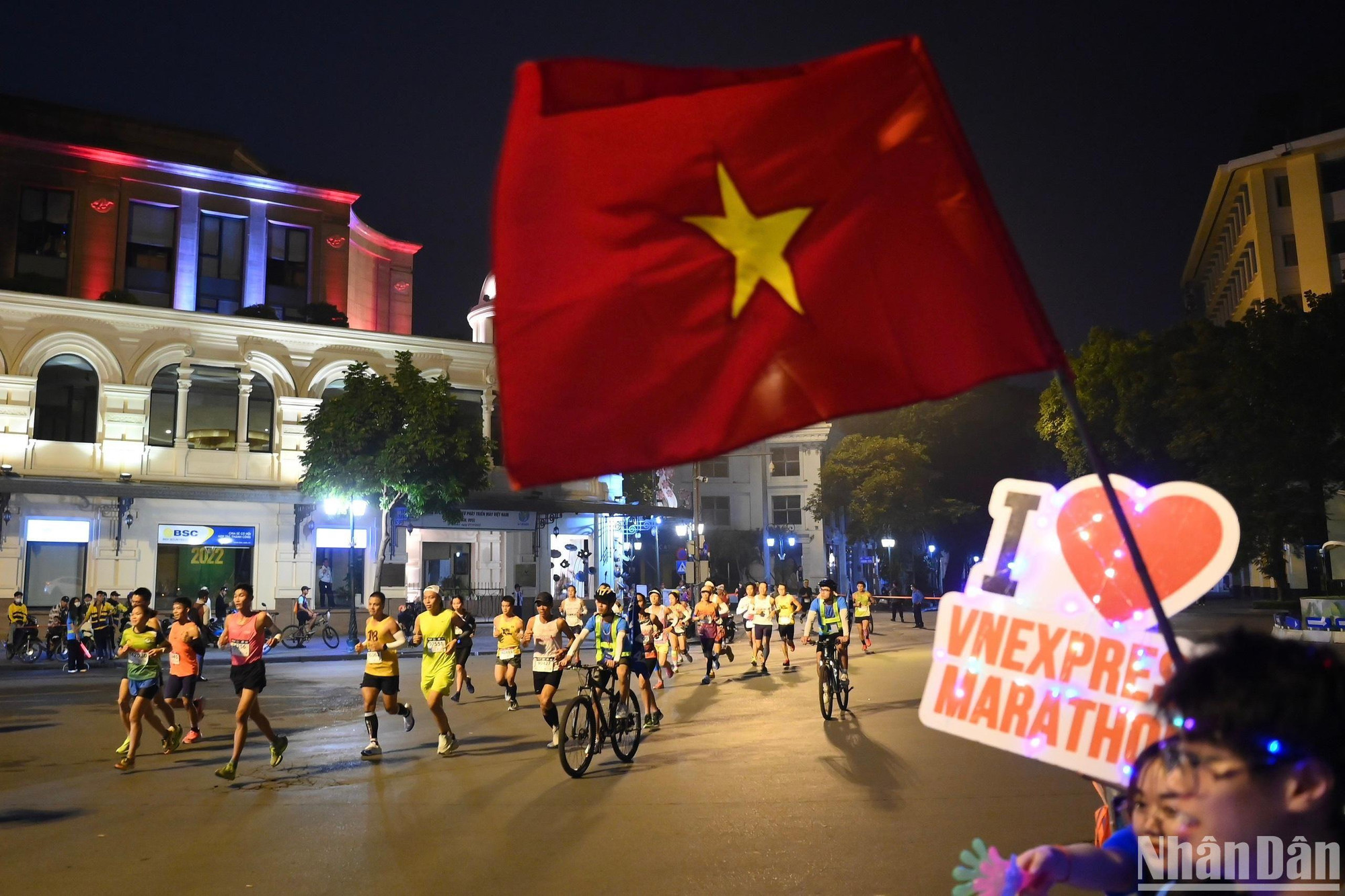 Các vận động viên dự giải sẽ đua tài trên các cung đường mang dấu ấn lịch sử với đường chạy đi qua loạt di tích, thắng cảnh nổi tiếng của Thủ đô như: Hồ Hoàn Kiếm, Hoàng thành Thăng Long, Cột cờ Hà Nội, Lăng Chủ tịch Hồ Chí Minh...