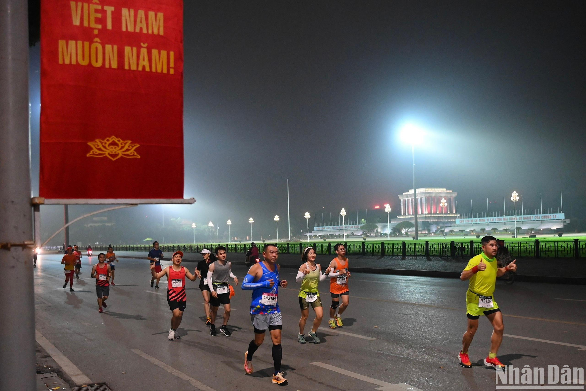 Các vận động viên chạy qua Lăng Chủ tịch Hồ Chí Minh trong đêm.