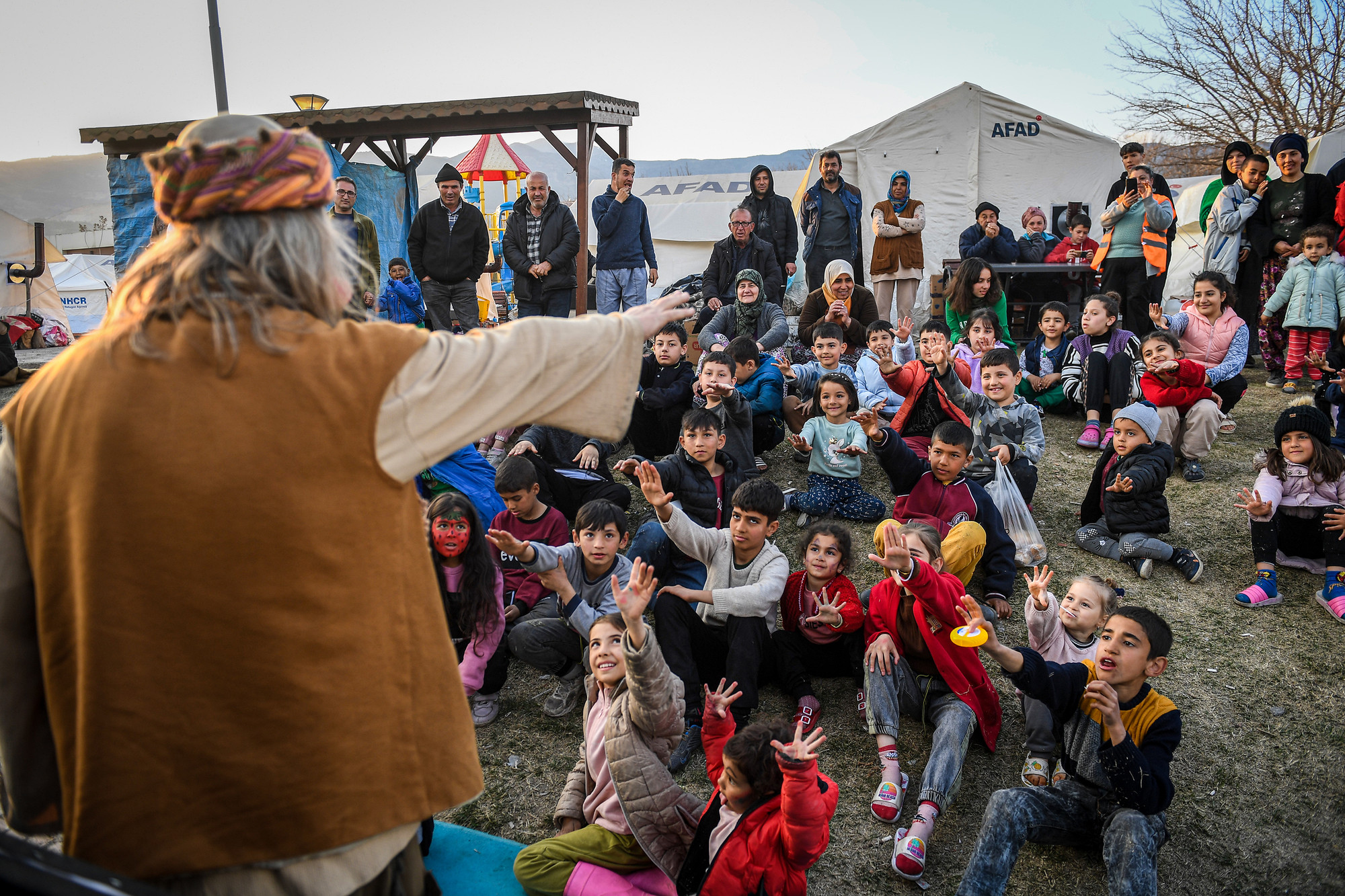 Trong các buổi diễn, Mehmet sẽ kể chuyện cổ tích, diễn ảo thuật, diễn múa rối… cho các em nghe. Bởi ông tin vào sức mạnh chữa lành của nghệ thuật.