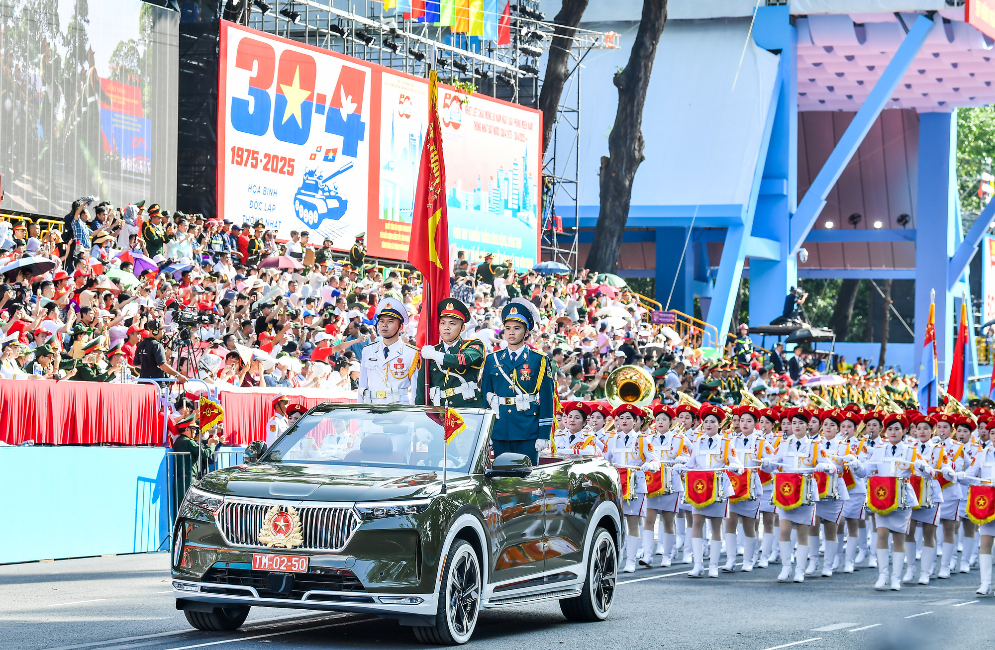 Xe Chỉ huy, xe Tổ quân kỳ toàn quân.