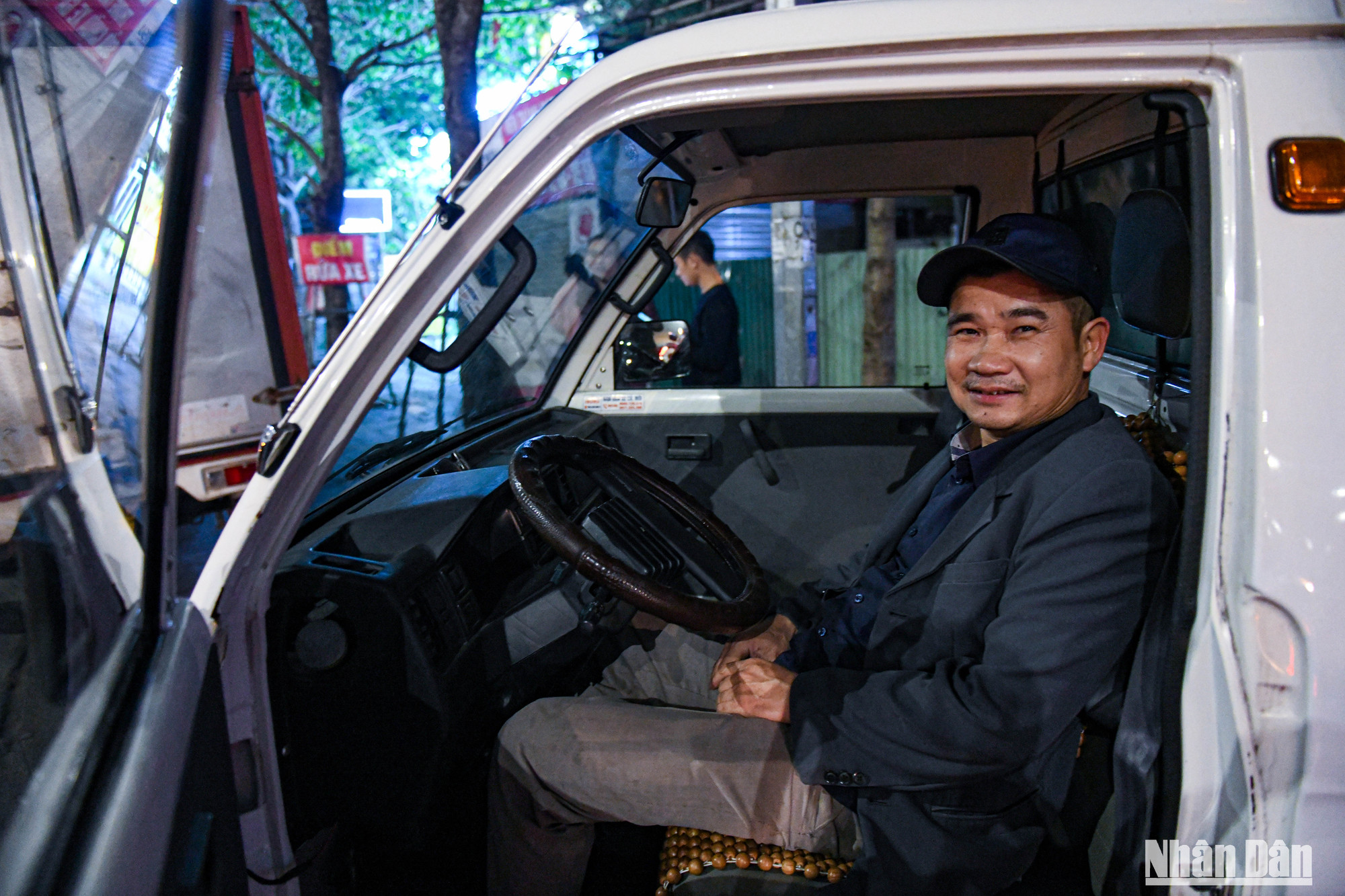 Tài xế Nguyễn Thanh Bình cho hay: Đêm nay anh sẽ ngủ ngay tại xe với hy vọng mai sẽ hoàn thiện đăng kiểm. Chiếc xe tải này là công cụ mưu sinh chính của anh và cả gia đình những ngày giáp Tết.