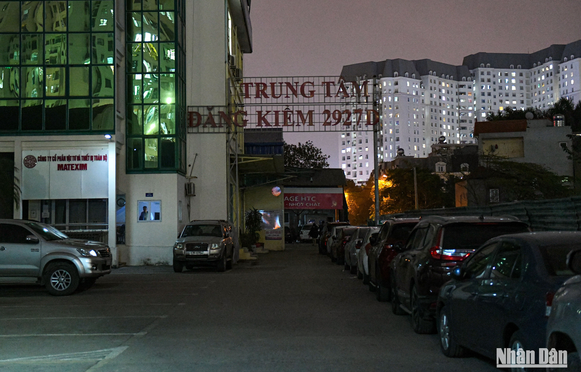 Phía trong sân Trung tâm là hàng dài các xe đang nằm chờ.