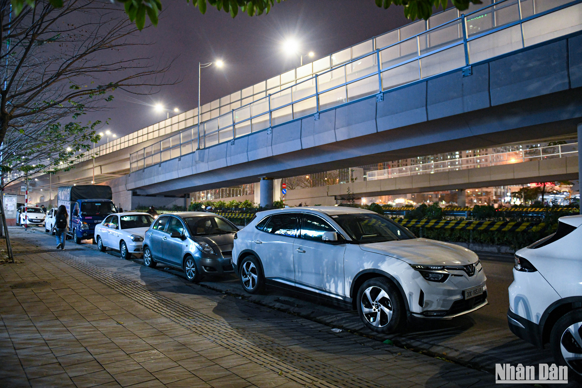 Hàng xe xếp dài hàng trăm mét chờ đăng kiểm.