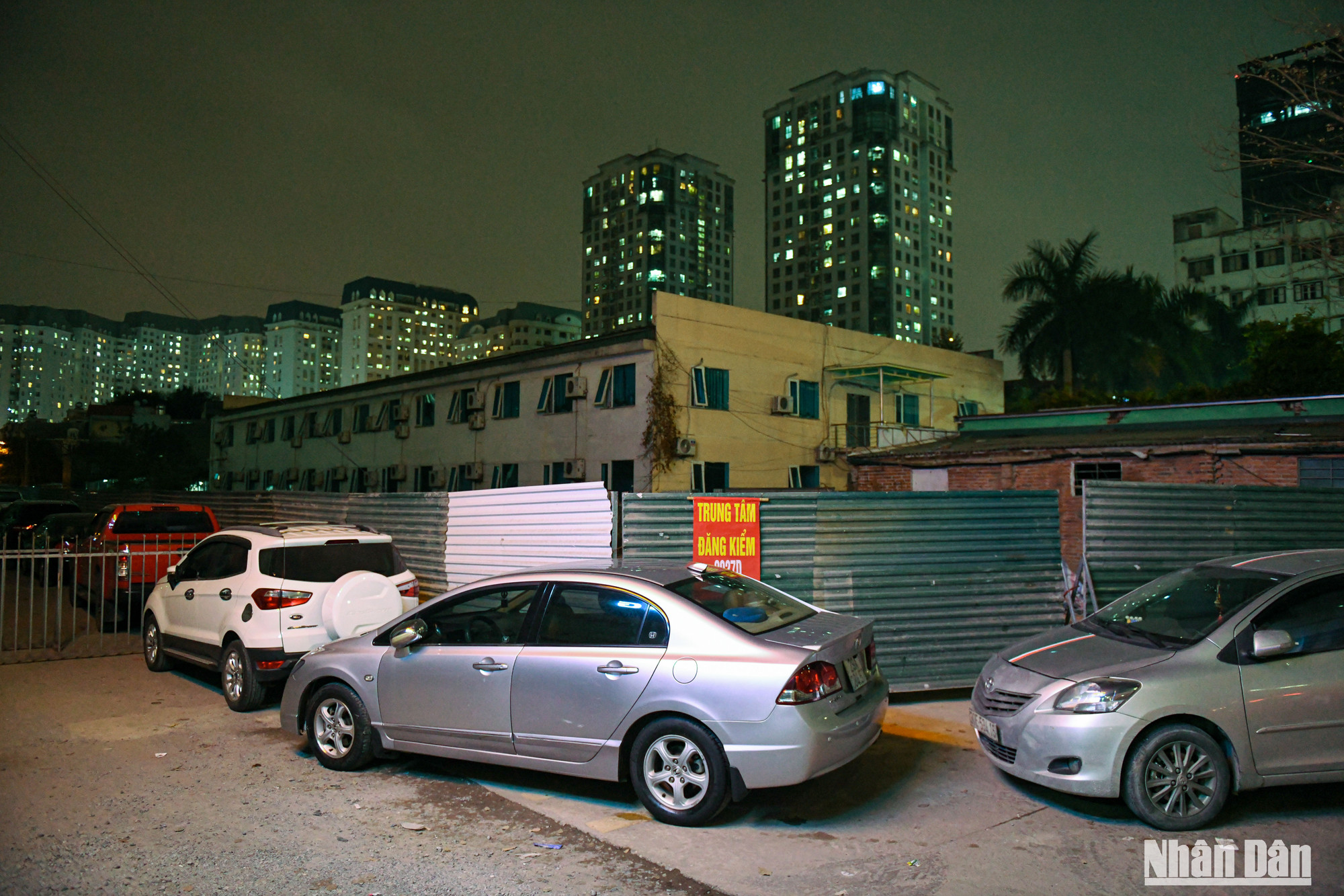 Tại Trung tâm đăng kiểm xe cơ giới 2927D (phường Cổ Nhuế 1, Bắc Từ Liêm), vào thời điểm 22 giờ vẫn có chủ phương tiện đưa xe nối đuôi xếp hàng… lấy lốt sẵn sàng cho buổi làm việc sáng hôm sau.