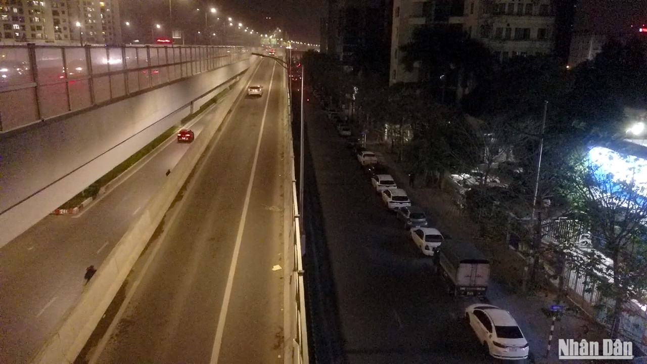 Theo ghi nhận của phóng viên Báo Nhân Dân, đêm 12/1, hầu hết các trung tâm đăng kiểm trong nội thành Hà Nội đều có hàng chục chiếc ô-tô xếp hàng dài.