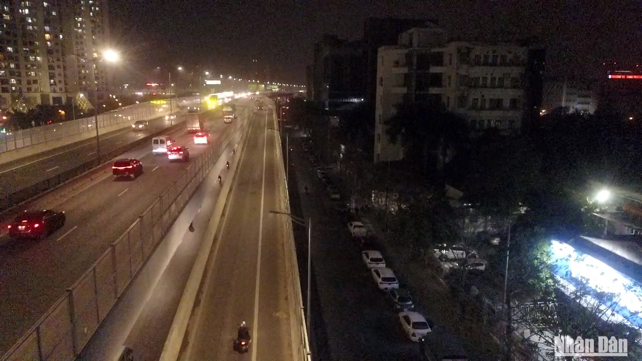 Mặc dù đã về khuya, nhưng lượng xe tới nối đuôi xếp lốt vẫn không dừng.