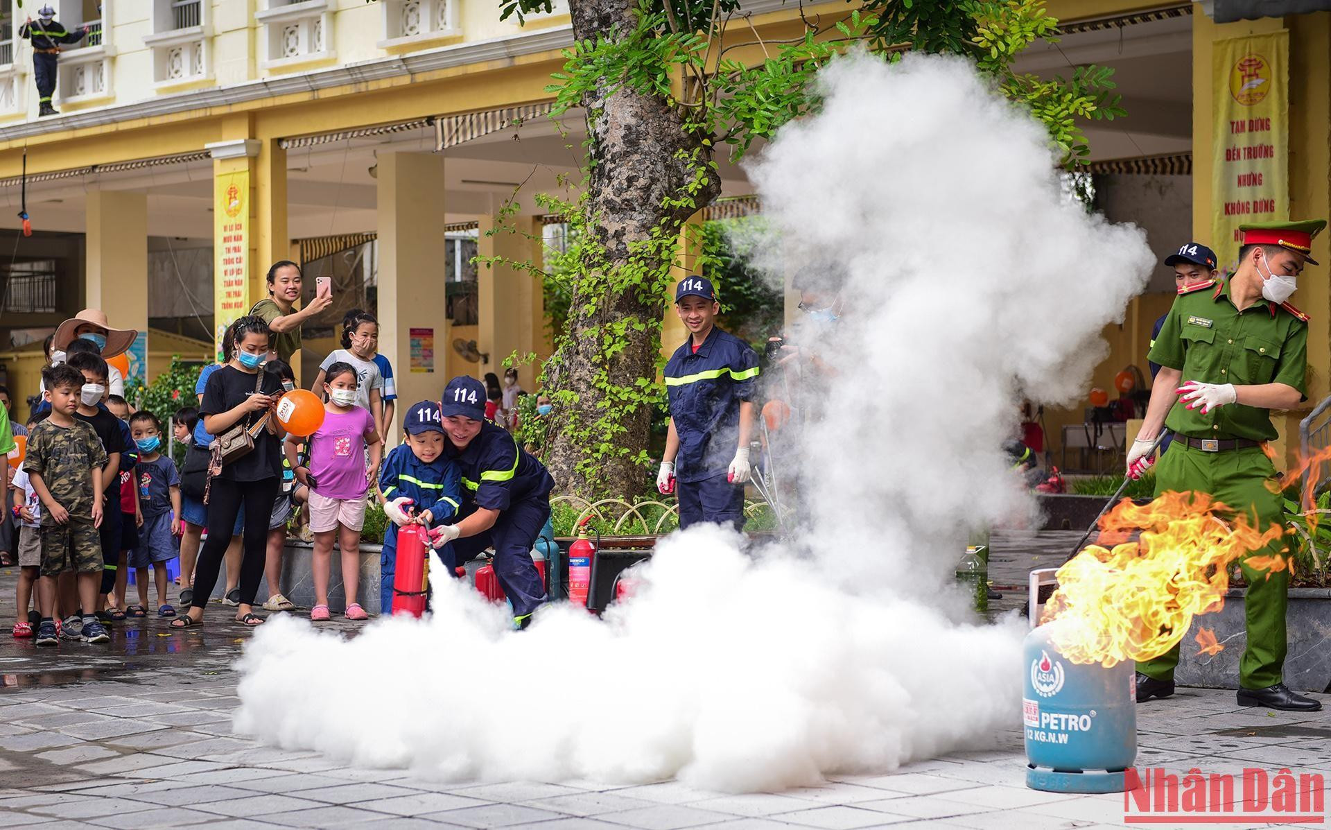 Tại chương trình, các em có cơ hội được đóng vai là chiến sĩ cứu hoả thực thụ, được sử dụng một số phương tiện chữa cháy và cứu nạn cứu hộ chuyên dụng.
