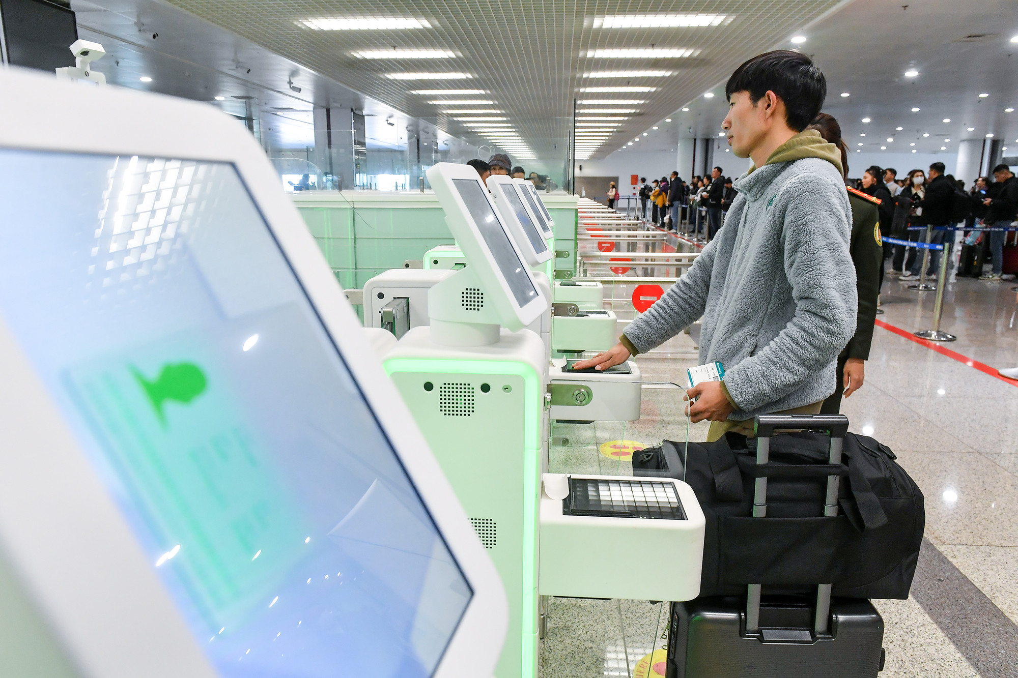 Hành khách sử dụng hệ thống Cổng kiểm soát tự động phải đi qua hai lớp cửa. Lớp thứ nhất để quét hộ chiếu, thẻ lên tàu bay. Lớp thứ hai, hành khách thực hiện chụp ảnh chân dung, quét vân tay. Việc đưa vào sử dụng hệ thống Autogate sẽ rút ngắn thời gian làm thủ tục cho hành khách xuất, nhập cảnh; tiết kiệm nhân lực kiểm soát viên và hộ chiếu phát hành do hành khách sử dụng hệ thống Autogate không cần phải đóng dấu kiểm chứng vào hộ chiếu. Hành khách sử dụng hệ thống Cổng kiểm soát tự động phải đi qua hai lớp cửa. Lớp thứ nhất để quét hộ chiếu, thẻ lên tàu bay. Lớp thứ hai, hành khách thực hiện chụp ảnh chân dung, quét vân tay. Việc đưa vào sử dụng hệ thống Autogate sẽ rút ngắn thời gian làm thủ tục cho hành khách xuất, nhập cảnh; tiết kiệm nhân lực kiểm soát viên và hộ chiếu phát hành do hành khách sử dụng hệ thống Autogate không cần phải đóng dấu kiểm chứng vào hộ chiếu.