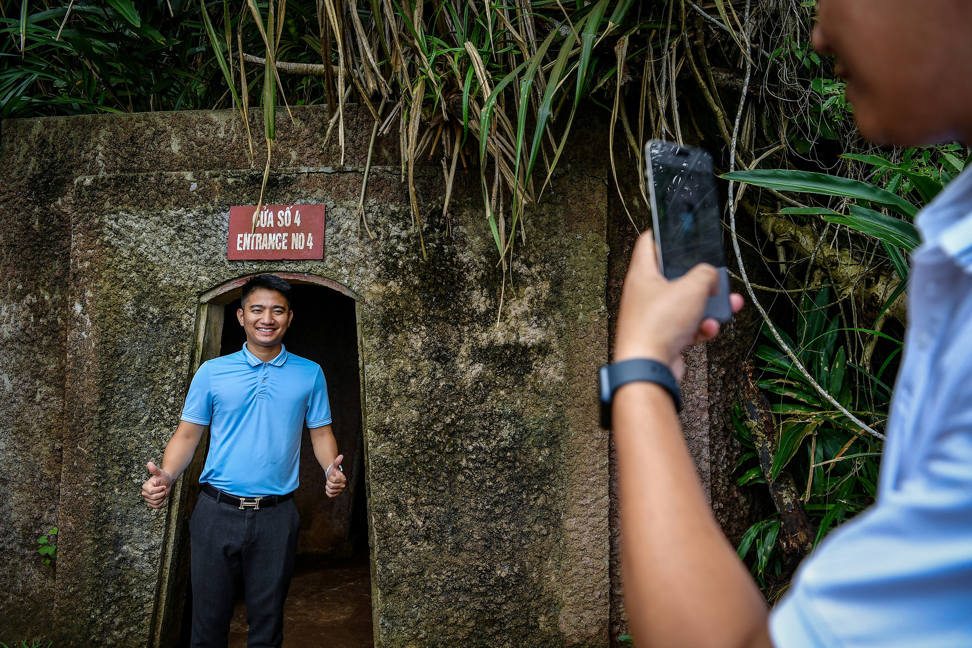 Toàn bộ địa đạo Vịnh Mốc có chiều dài đường hầm 1.701m, gồm 13 cửa ra vào (7 cửa mở ra phía biển, 6 cửa thông lên đồi). Toàn bộ địa đạo Vịnh Mốc có chiều dài đường hầm 1.701m, gồm 13 cửa ra vào (7 cửa mở ra phía biển, 6 cửa thông lên đồi).