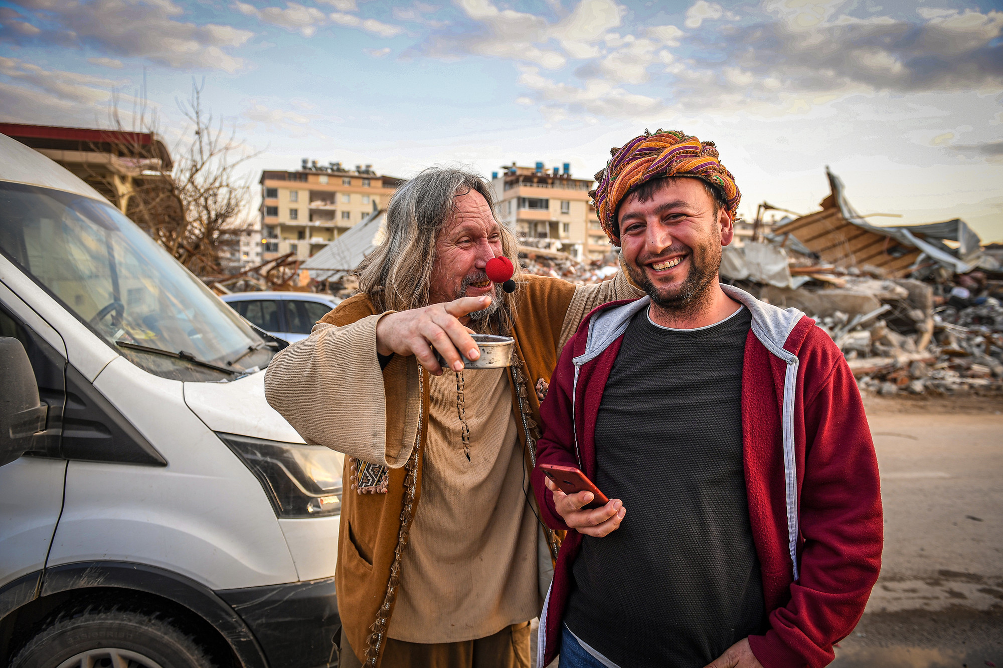 Nếu không có sự xuất hiện của ông, không biết bao giờ họ mới có thể quên đi nỗi đau mất mát để thả mình, sống tiếp và cười tươi thế này...