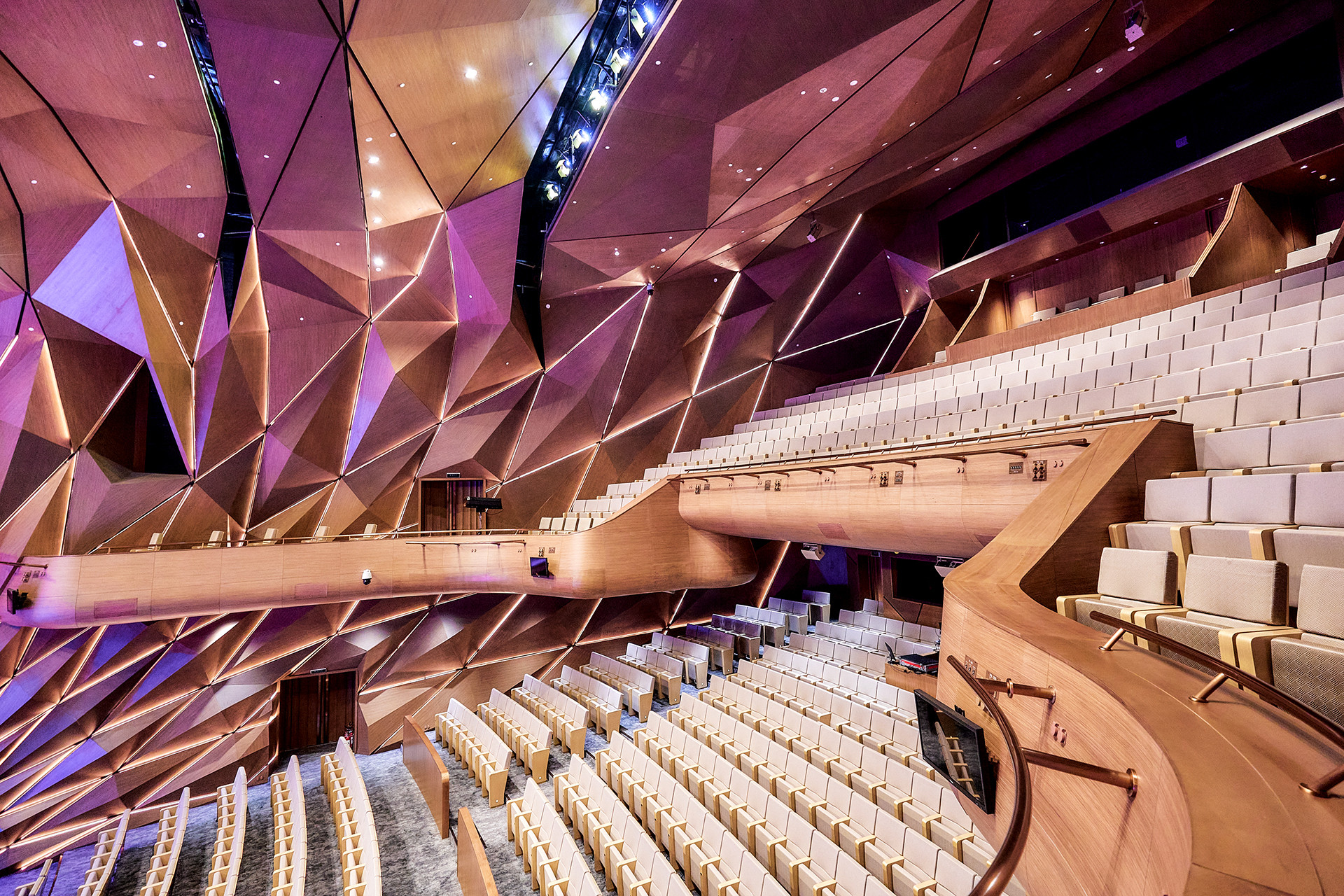 Thiết kế Nhà hát hiện đại, sang trọng. Hệ thống âm thanh gồm hệ thống loa Array và loa Constellation, nằm chìm trong tường, vòm, được thiết kế cách điệu hình lá lúa với các lỗ nhỏ như tổ ong, để khán giả tận hưởng âm thanh ở mọi góc.