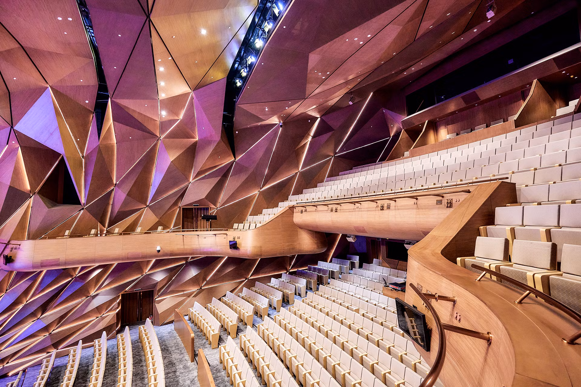 Thiết kế Nhà hát hiện đại, sang trọng. Hệ thống âm thanh gồm hệ thống loa Array và loa Constellation, nằm chìm trong tường, vòm, được thiết kế cách điệu hình lá lúa với các lỗ nhỏ như tổ ong, để khán giả tận hưởng âm thanh ở mọi góc.