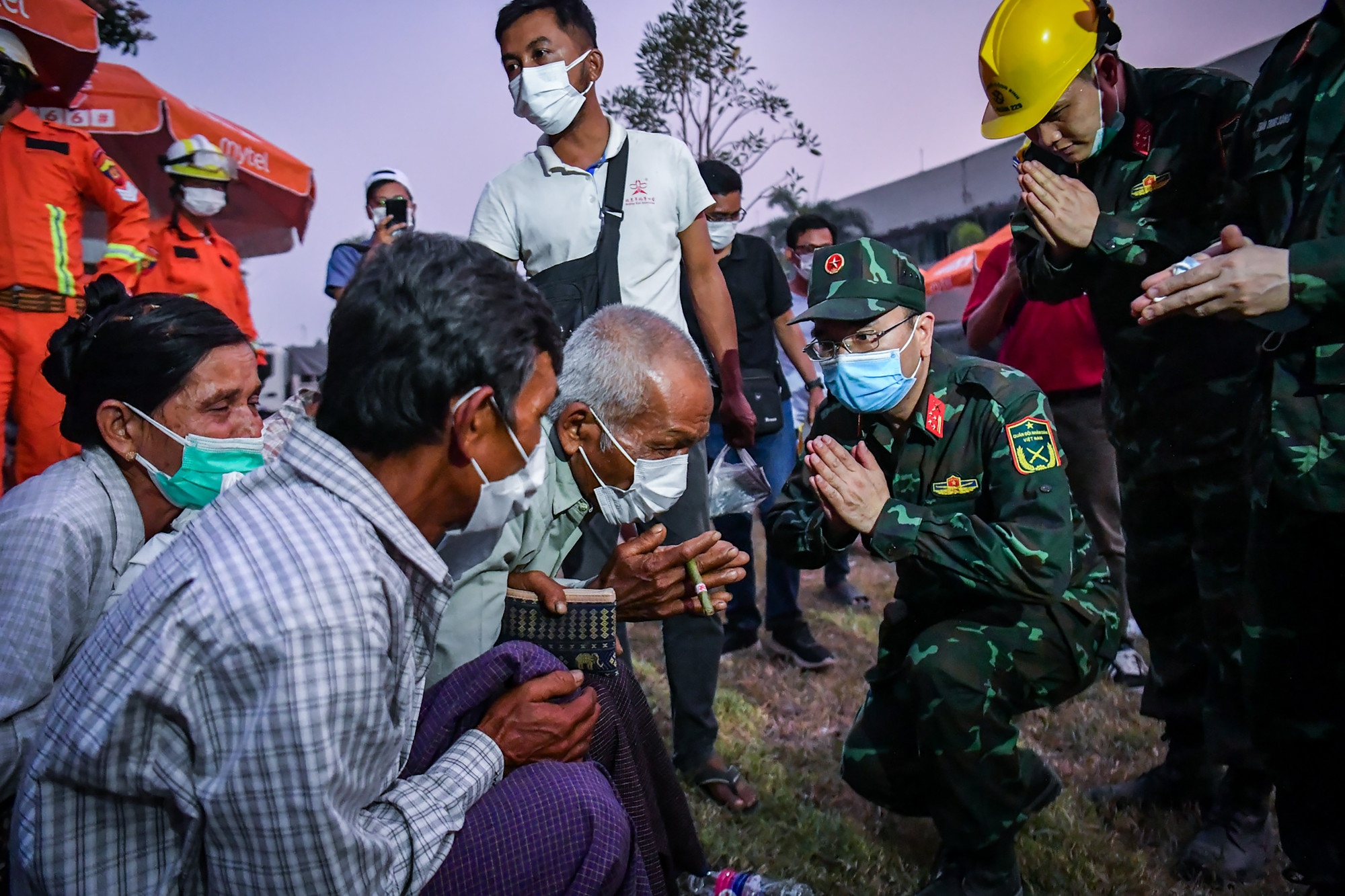 Những giọt nước mắt đã rơi khi tìm được người thân và vì tình cảm dành cho bộ đội Việt Nam, Hình ảnh người dân xúc động cảm ơn lực lượng chính là động lực để chúng ta vượt qua mọi khó khăn hoàn thành nhiệm vụ.