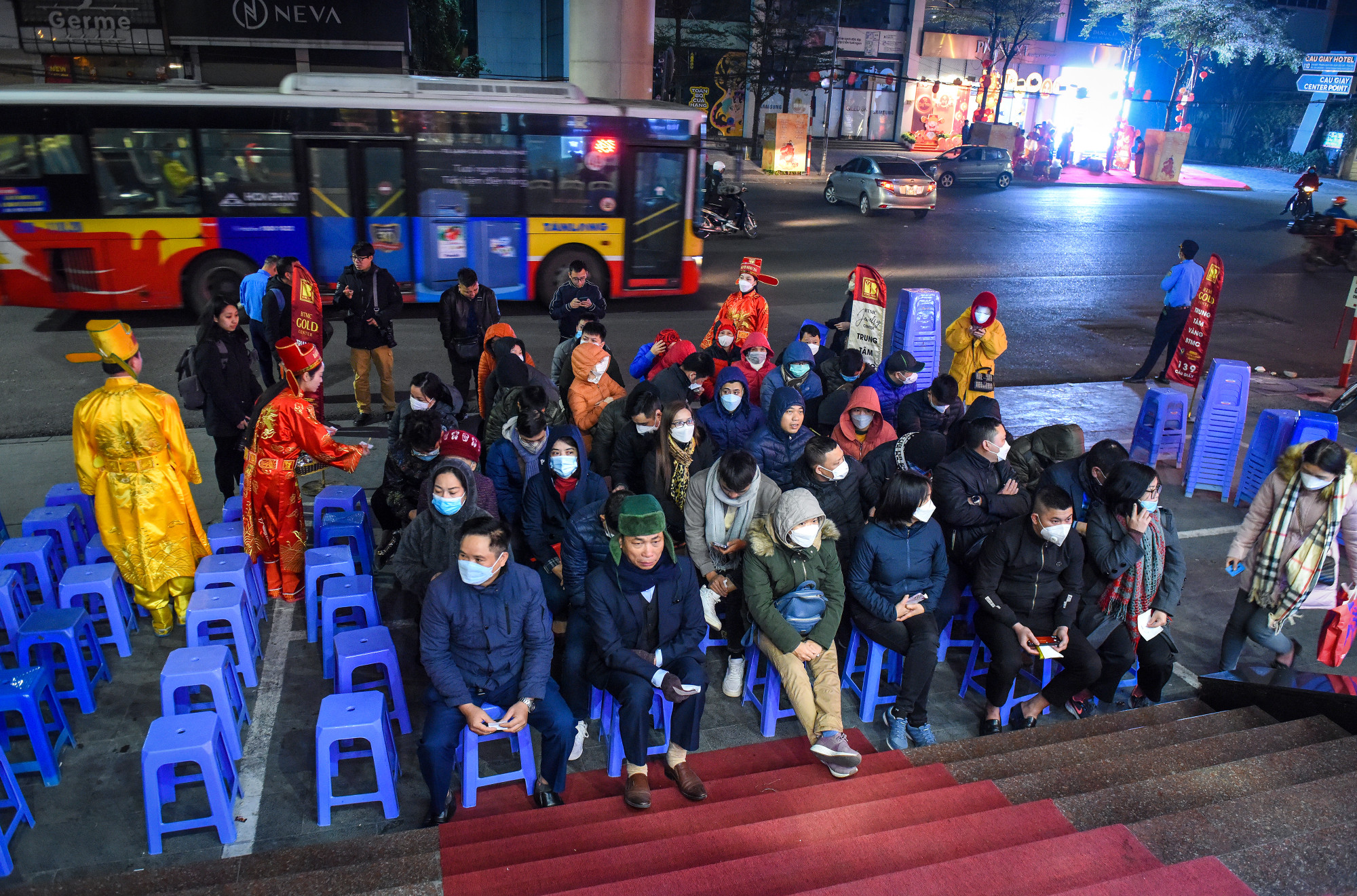 Những vị khách "tới sớm" tại cửa hàng vàng bạc đá quý Bảo Tín Minh Châu (Cầu Giấy, Hà Nội). Tất cả đều mang theo hy vọng sẽ rước tài lộc về nhà trong ngày vía Thần Tài 2023.