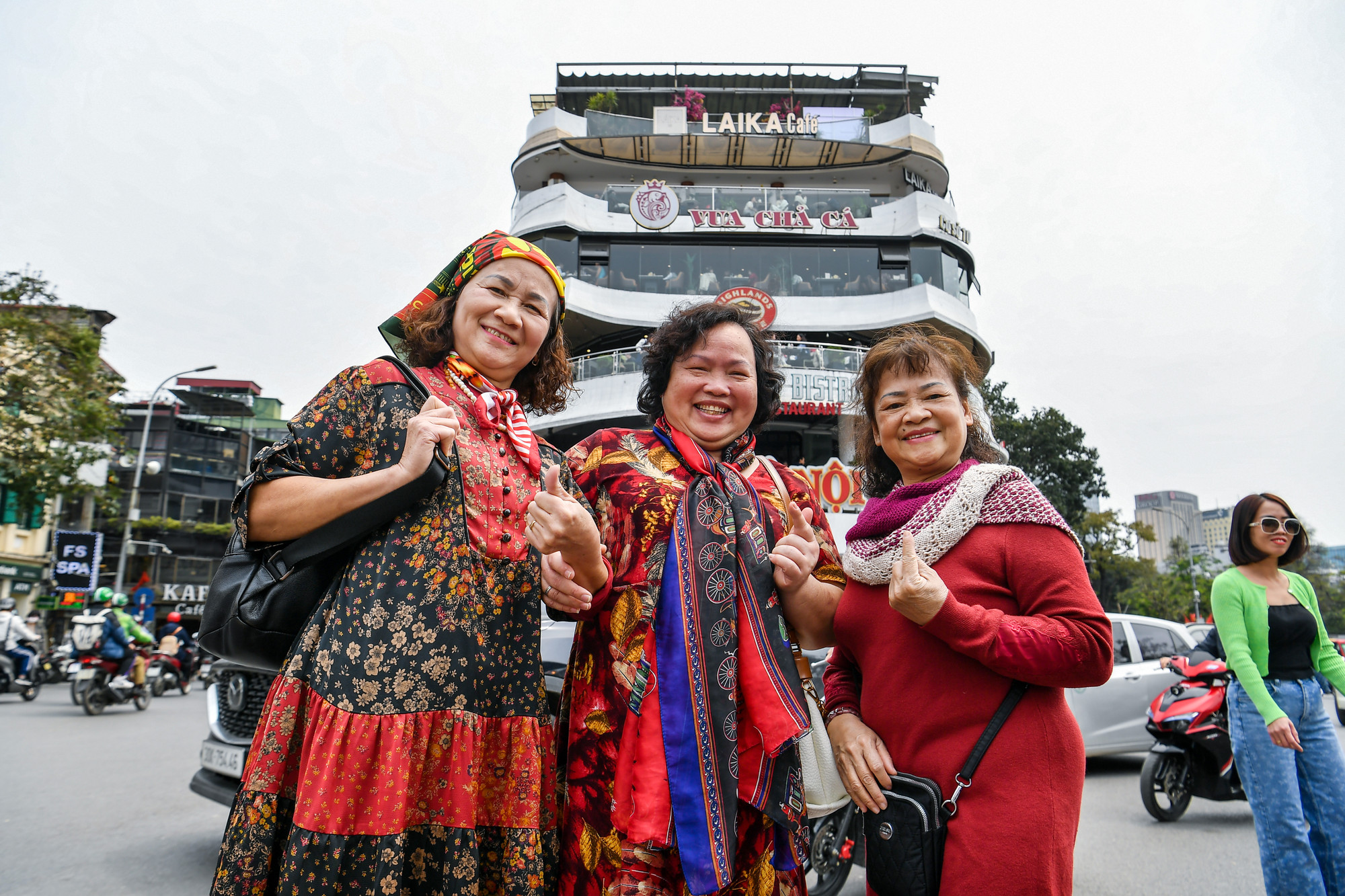 [Ảnh] Hàng nghìn người ghé thăm tòa nhà "Hàm cá mập" chụp ảnh trước khi bị tháo dỡ ảnh 16