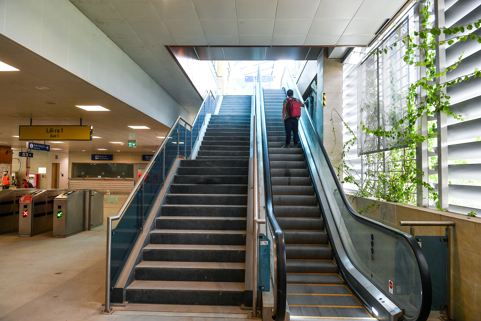 Ngoài ra còn có Tầng trung chuyển - được chia làm hai khu vực riêng biệt: khu vực hành khách mua, soát vé, các dịch vụ tiện ích phục vụ hành khách và khu vực kỹ thuật điều hành hoạt động nhà ga; Tầng ke ga - nơi khách đợi, lên tàu, đi kèm với hệ thống chỉ dẫn các thông tin cho hành khách, hệ thống kiểm soát an toàn phục vụ vận hành.