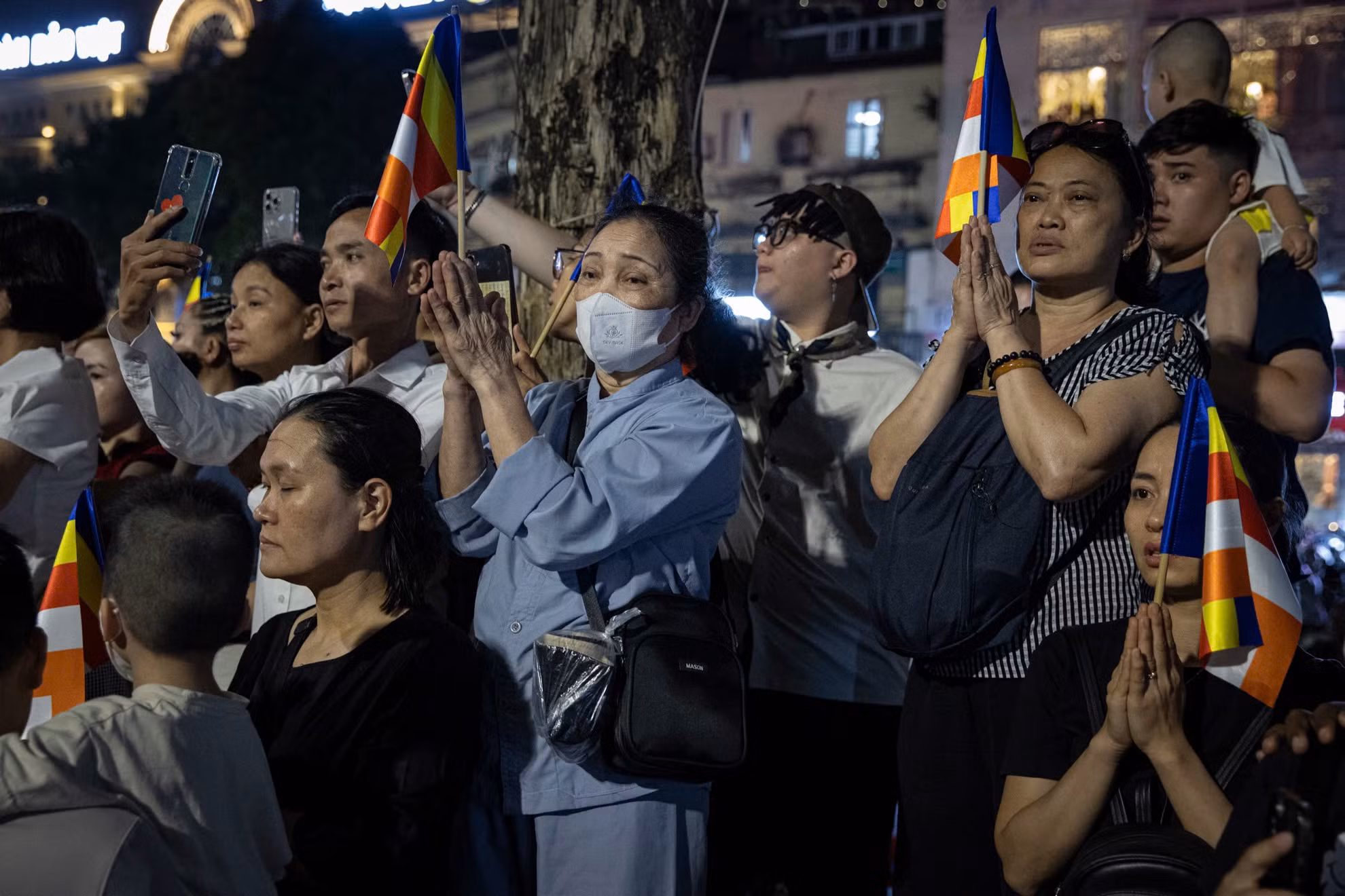 Nhiều Phật tử thậm chí đã rưng rưng nước mắt khi đoàn rước đi qua.