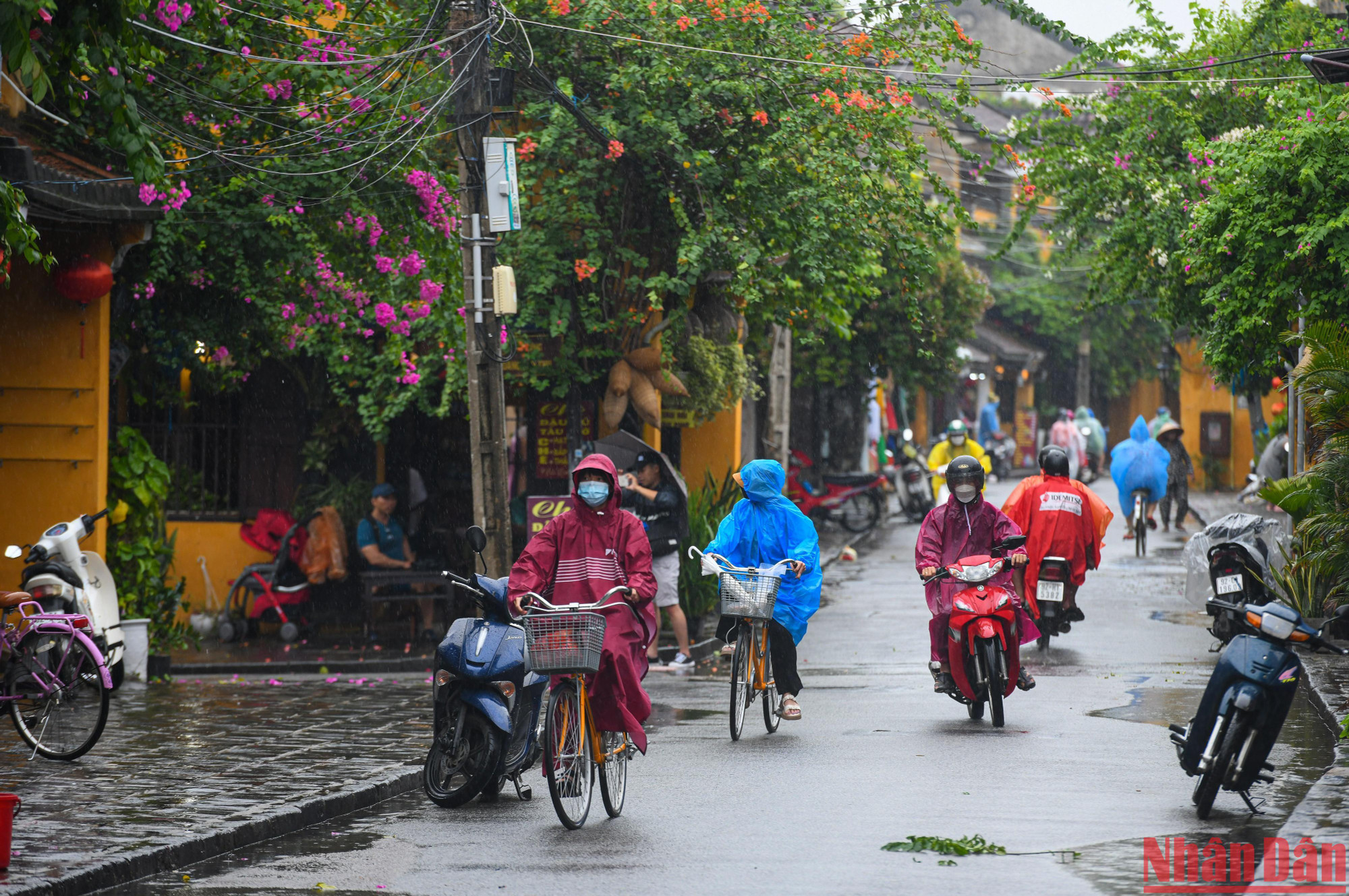 Trời đã bắt đầu đổ mưa, người dân bắt đầu hối hả trở về nhà.
