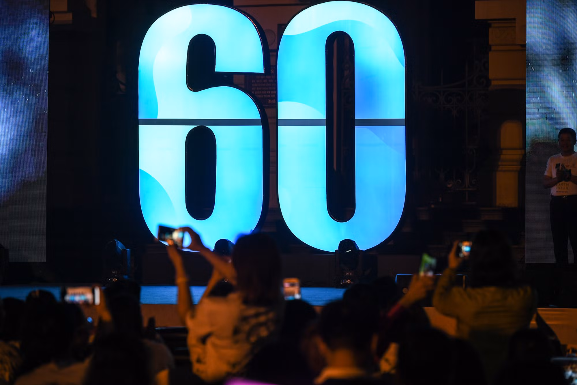 [Ảnh] Người dân Hà Nội tắt đèn, bật tương lai "xanh" cho Trái đất