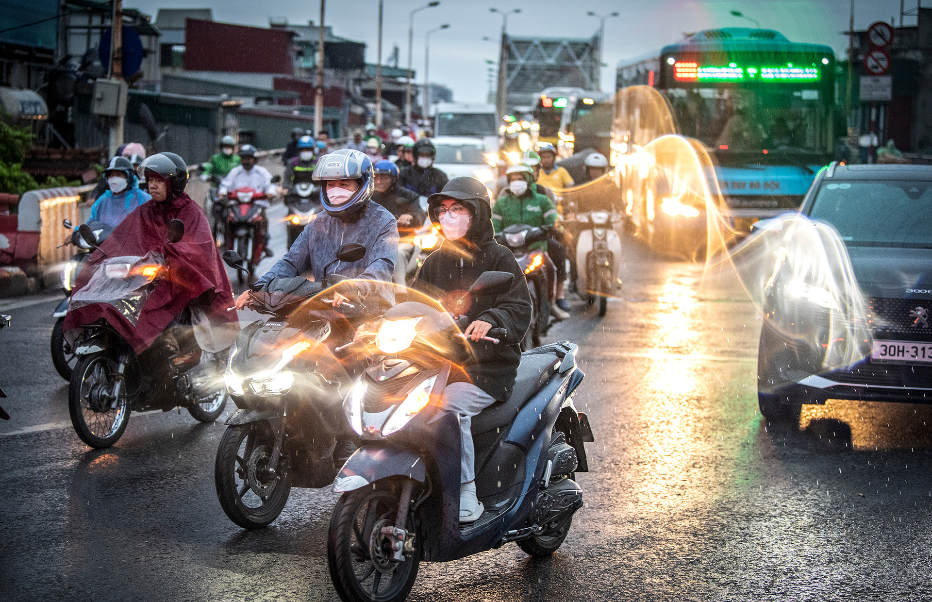 Ngày và đêm 13/11, miền bắc trải qua thời điểm lạnh nhất kể từ đầu mùa khi nhiều nơi ghi nhận mức nhiệt 17-19 độ C. Người dân Thủ đô đi làm qua khu vực cầu Chương Dương cảm nhận rõ không khí lạnh cùng mưa rét.