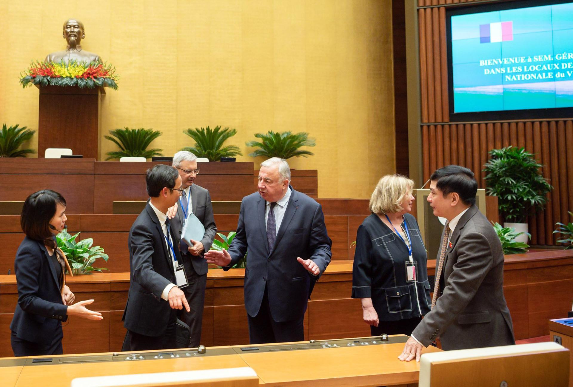 Hướng dẫn viên Nhà Quốc hội giới thiệu cho Chủ tịch Thượng viện Cộng hòa Pháp Gérard Larcher và các đại biểu về phòng họp Diên Hồng. Hướng dẫn viên Nhà Quốc hội giới thiệu cho Chủ tịch Thượng viện Cộng hòa Pháp Gérard Larcher và các đại biểu về phòng họp Diên Hồng.