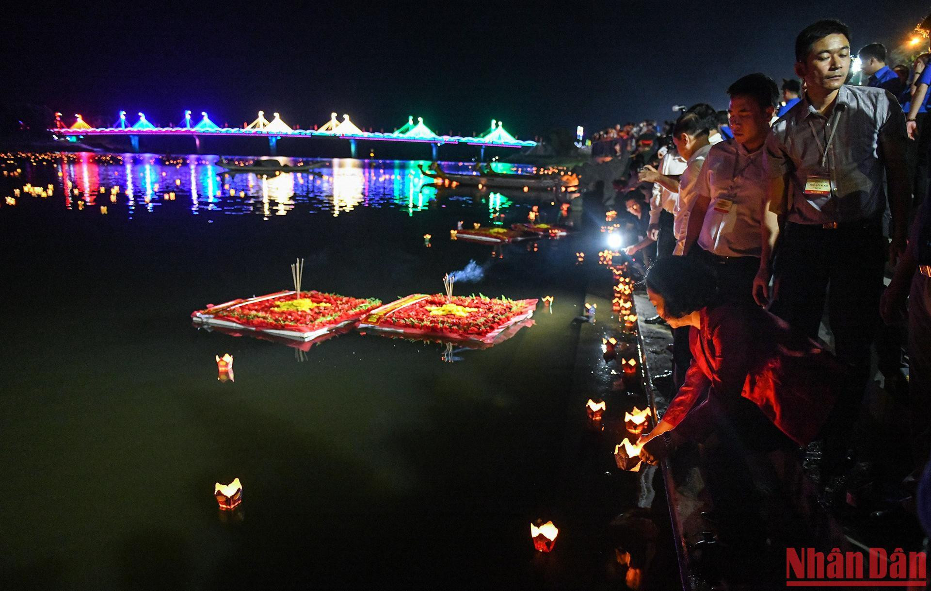 Những bông hoa đăng và những lời tri ân các anh hùng, liệt sĩ đã được gửi xuống sông Thạch Hãn.