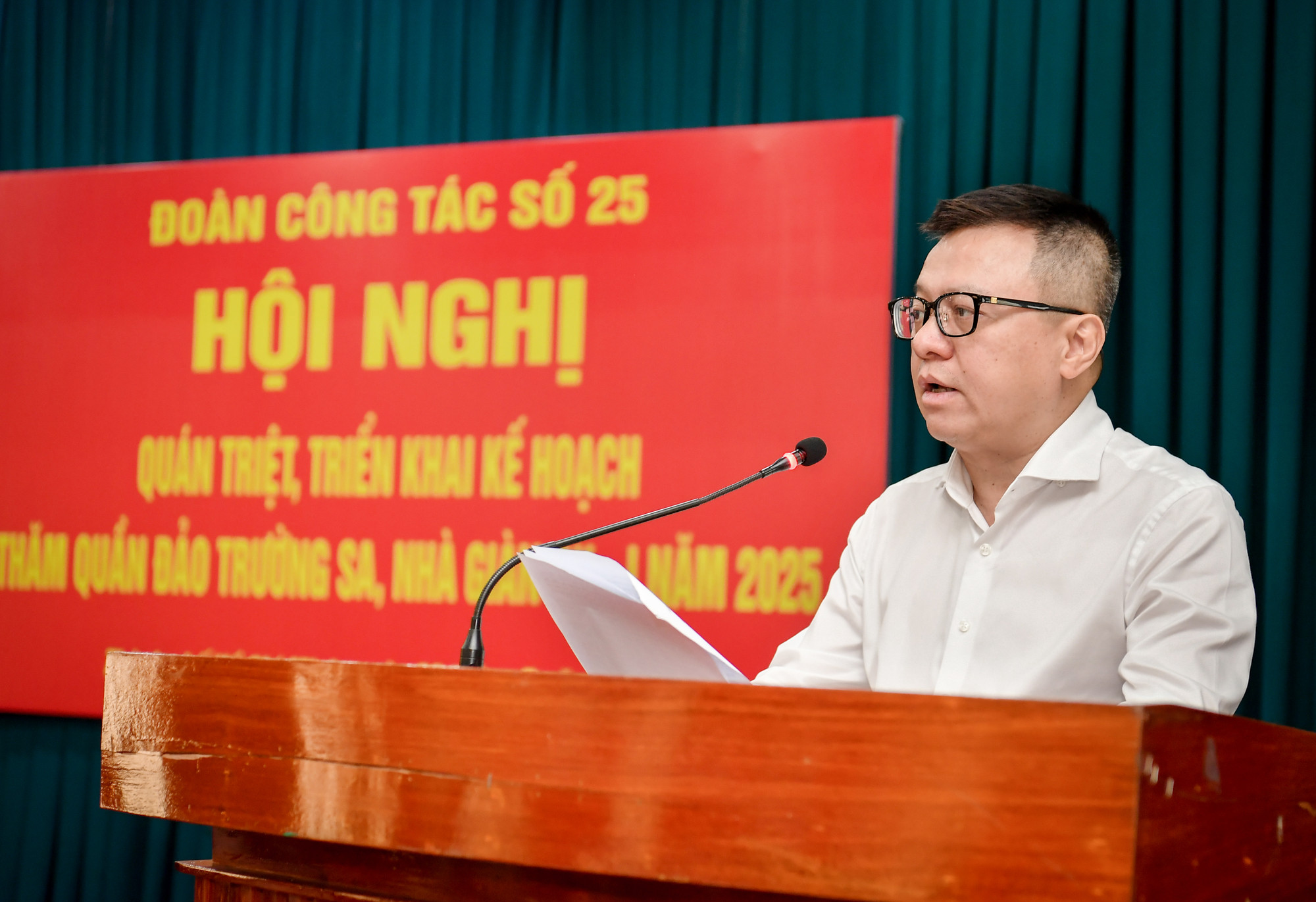 Đồng chí Lê Quốc Minh, Ủy viên Trung ương Đảng, Tổng Biên tập Báo Nhân Dân, Phó Trưởng Ban Tuyên giáo và Dân vận Trung ương, Chủ tịch Hội Nhà báo Việt Nam phát biểu tại hội nghị.