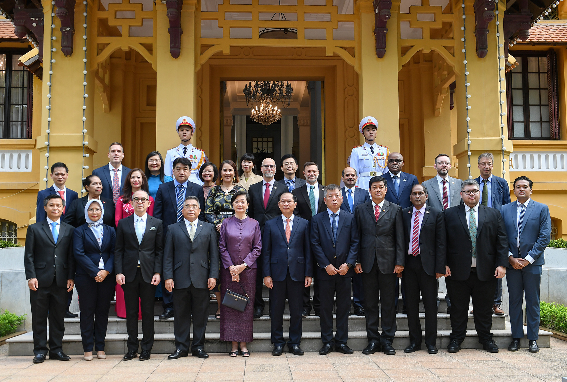 Bộ trưởng Bùi Thanh Sơn cùng các Đại sứ, đại biện, đại diện Đại sứ quán các nước ASEAN và các nước đối tác của ASEAN tại Hà Nội chụp ảnh lưu niệm tại lễ thượng cờ. (Ảnh: THÀNH ĐẠT)