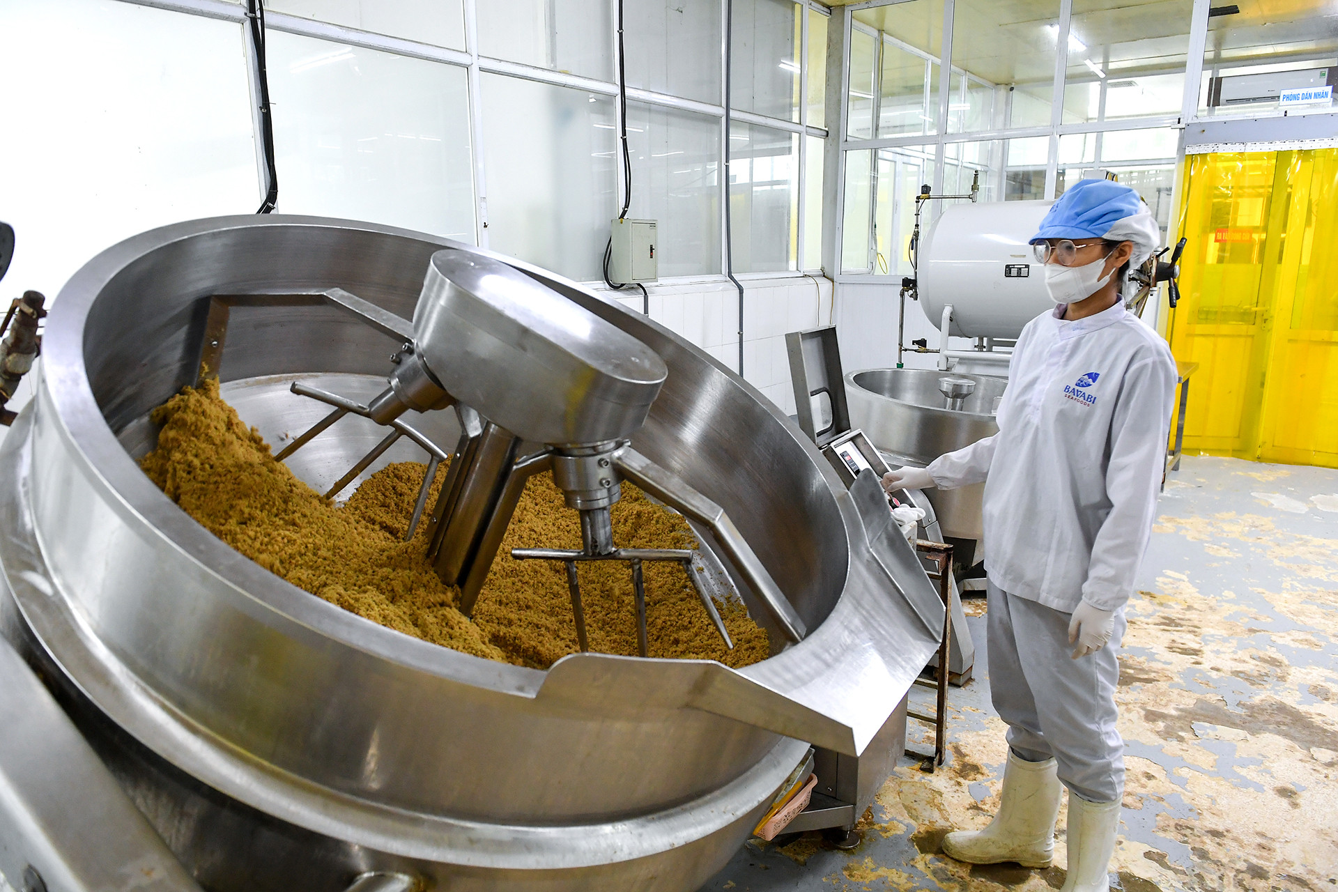 Ngoài ra, toàn bộ quy trình chế biến ruốc hàu Bavabi sử dụng máy móc bán tự động, bảo đảm được yếu tố an toàn vệ sinh thực phẩm. Đặc biệt, vì không sử dụng chất bảo quản nên hàu sau khi đóng hộp bắt buộc phải được đưa vào quy trình tiệt trùng với nhiệt độ 120 độ C.