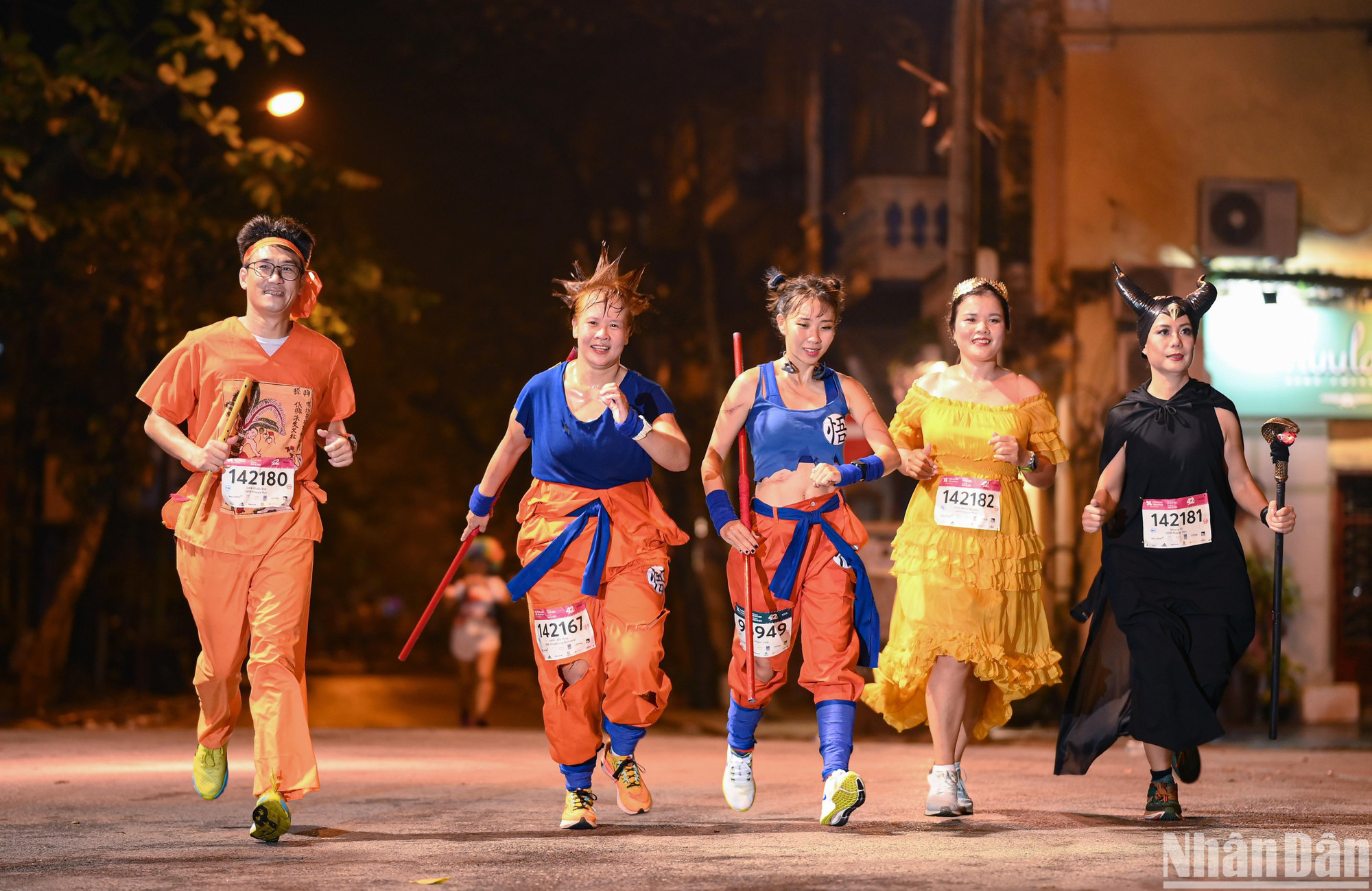 Giải chạy VnExpress Marathon Hanoi Midnight 2022 cũng là nơi để các bạn trẻ yêu thích thể thao thể hiện cá tính qua những trang phục độc đáo.