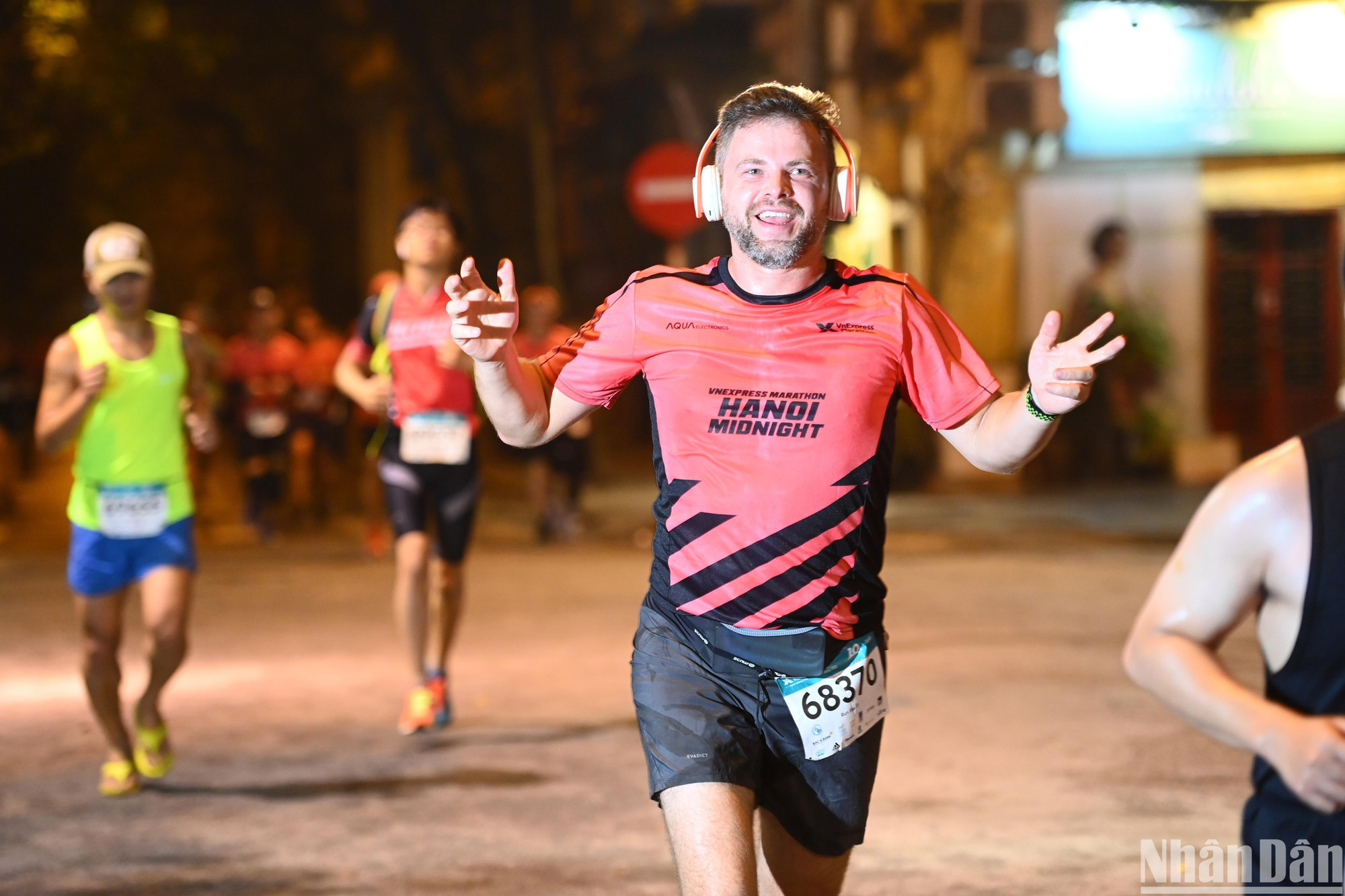 Các vận động viên tham gia giải chạy còn có bạn bè quốc tế.