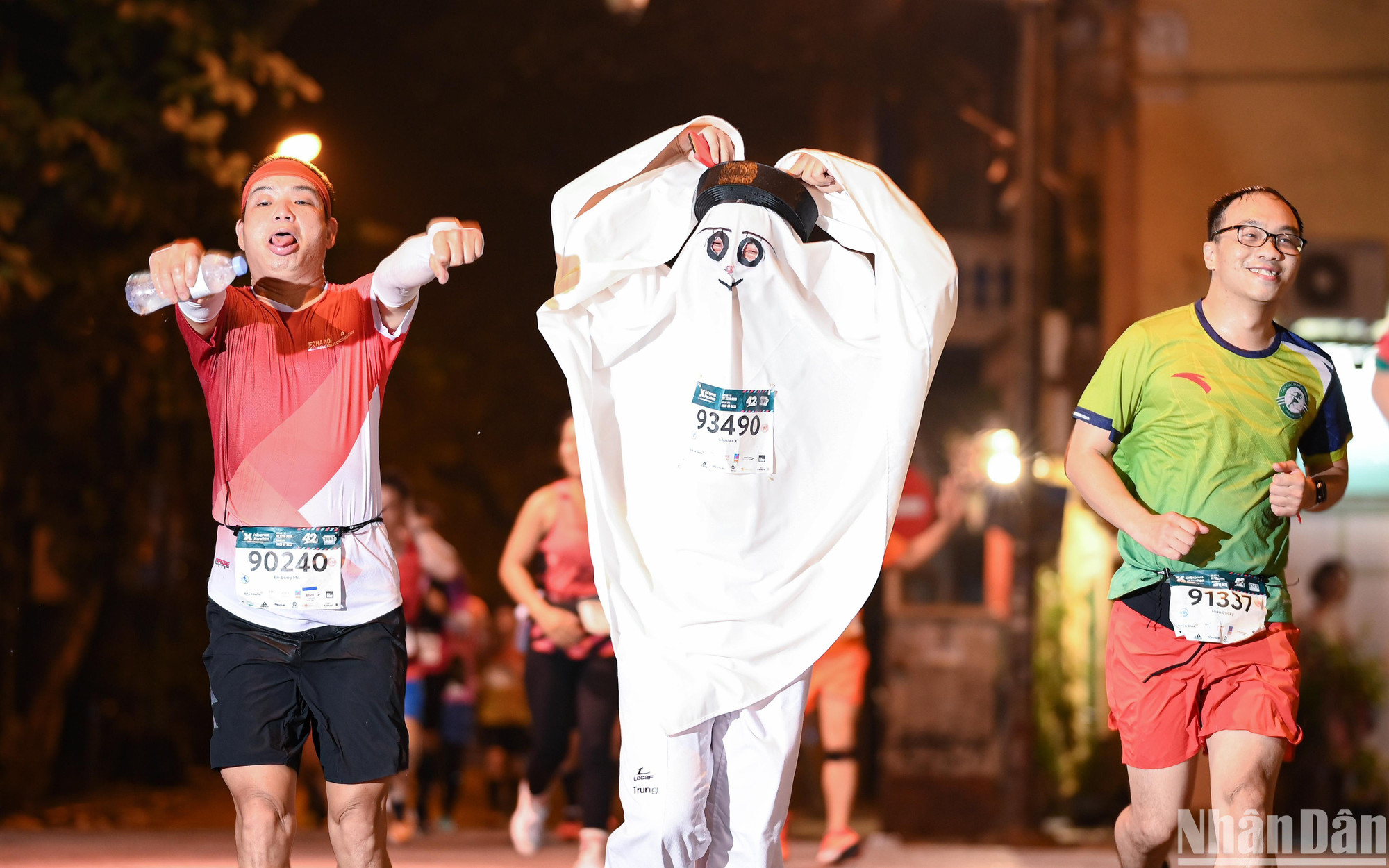 Một "runner" hoá trang thành linh vật World Cup 2022 trên đường chạy.