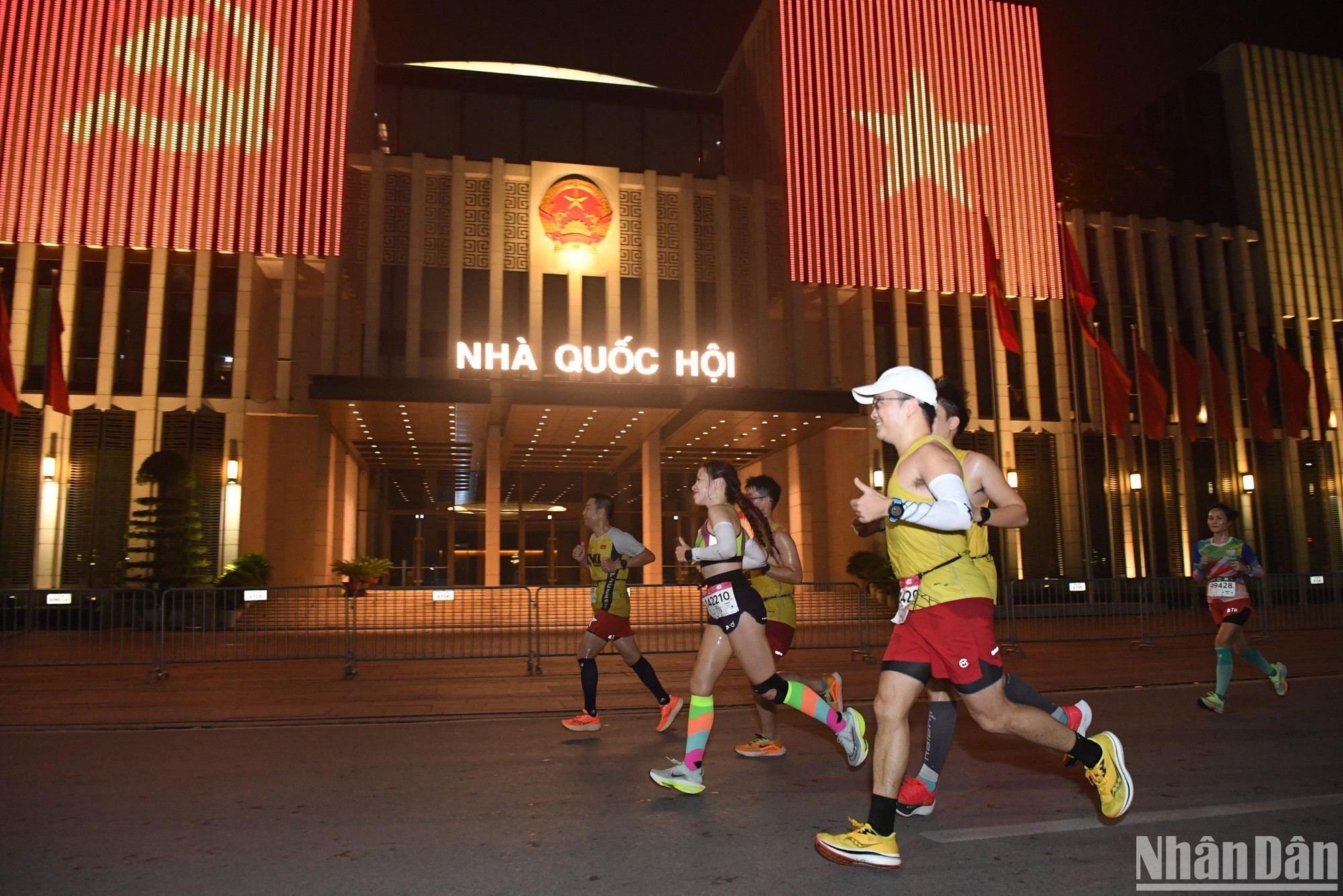 Chạy qua toà nhà Quốc hội.