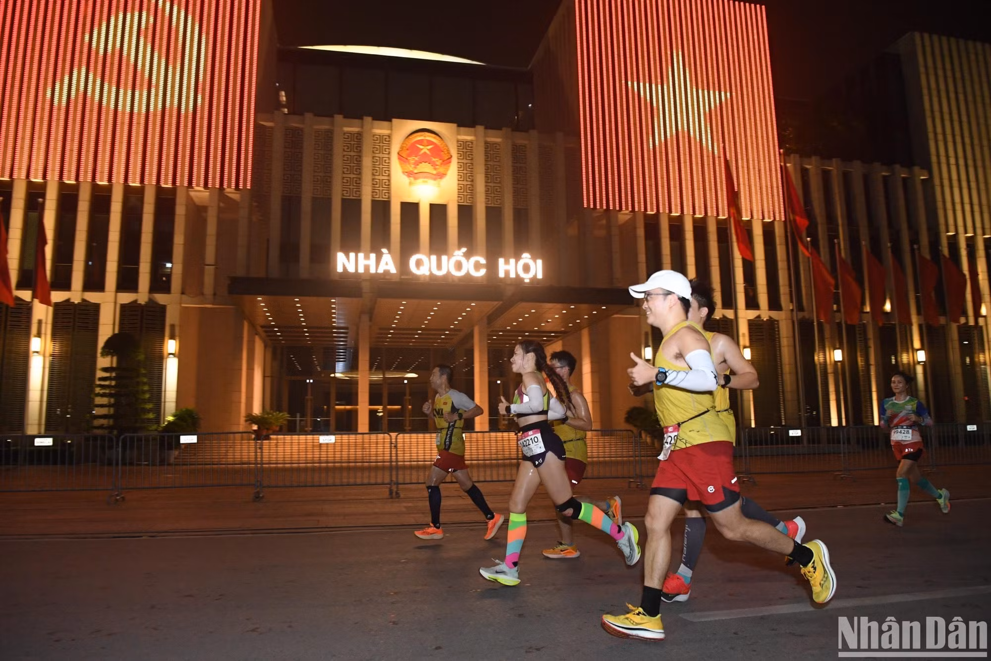 Chạy qua toà nhà Quốc hội.