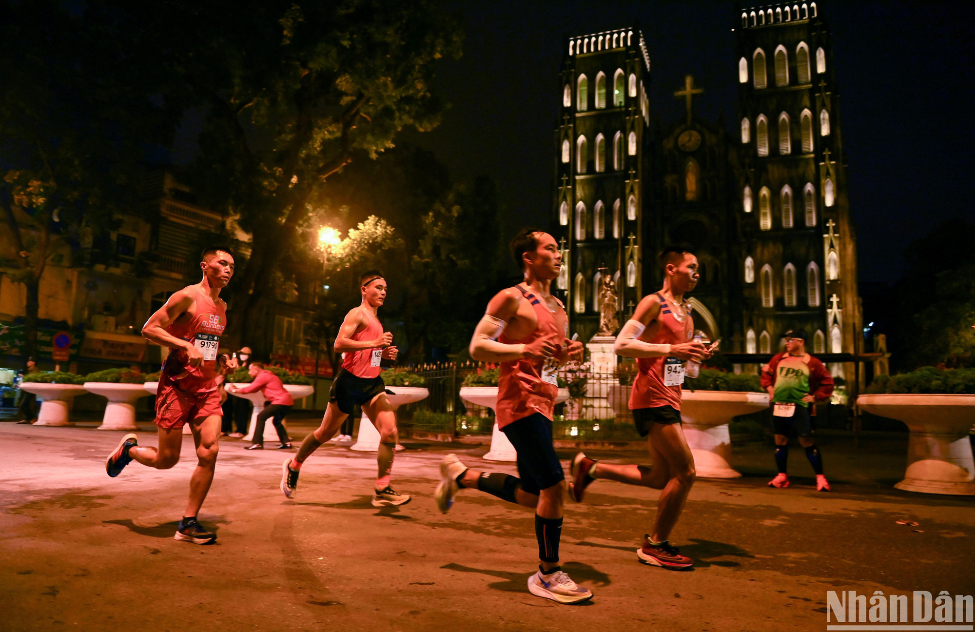 Giải chạy diễn ra vào giữa đêm không chỉ là cơ hội tuyệt vời để mỗi chân chạy khám phá bản thân, tận hưởng cảm xúc mới mẻ trên các cung đường mới mẻ của Thủ đô.
