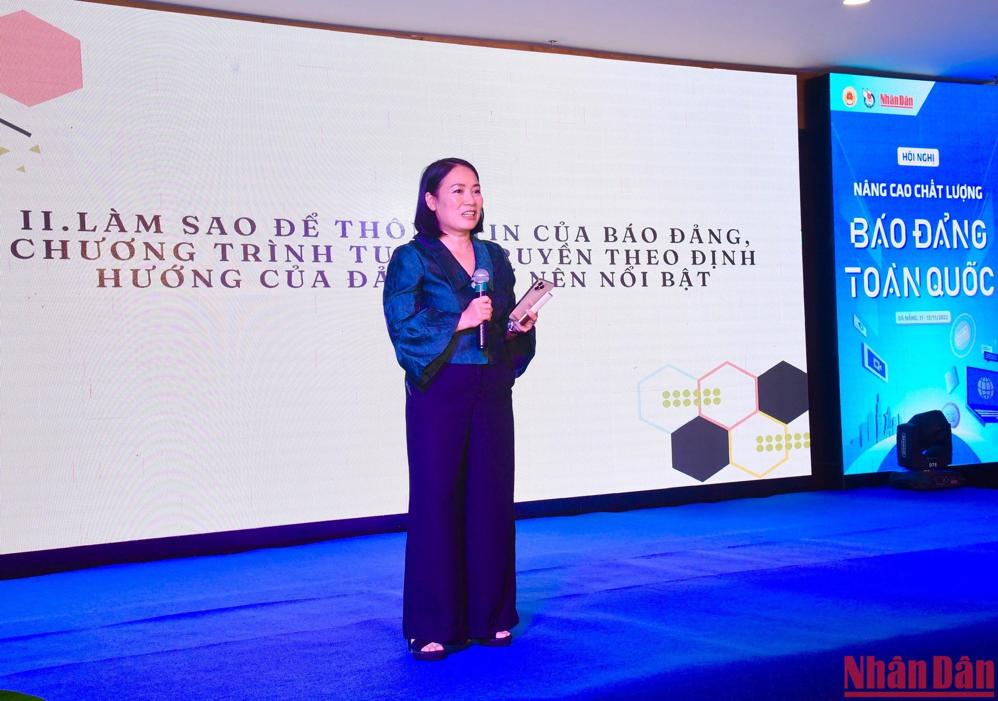 Nhà báo Tạ Bích Loan (Đài Truyền hình Việt Nam) chia sẻ kinh nghiệm trong việc Đổi mới sáng tạo trong báo chí xây dựng Đảng. Nhà báo Tạ Bích Loan (Đài Truyền hình Việt Nam) chia sẻ kinh nghiệm trong việc Đổi mới sáng tạo trong báo chí xây dựng Đảng.