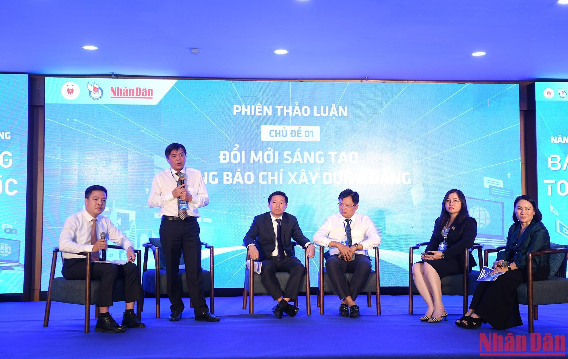 Hội thảo bao gồm 6 phiên thảo luận chuyên đề, tập trung vào nhiều vấn đề, góp phần giải quyết một số khó khăn trước mắt của các cơ quan báo chí. Trong ảnh: Các diễn giả đang trao đổi về quá trình Đổi mới sáng tạo trong báo chí xây dựng Đảng. Hội thảo bao gồm 6 phiên thảo luận chuyên đề, tập trung vào nhiều vấn đề, góp phần giải quyết một số khó khăn trước mắt của các cơ quan báo chí. Trong ảnh: Các diễn giả đang trao đổi về quá trình Đổi mới sáng tạo trong báo chí xây dựng Đảng.