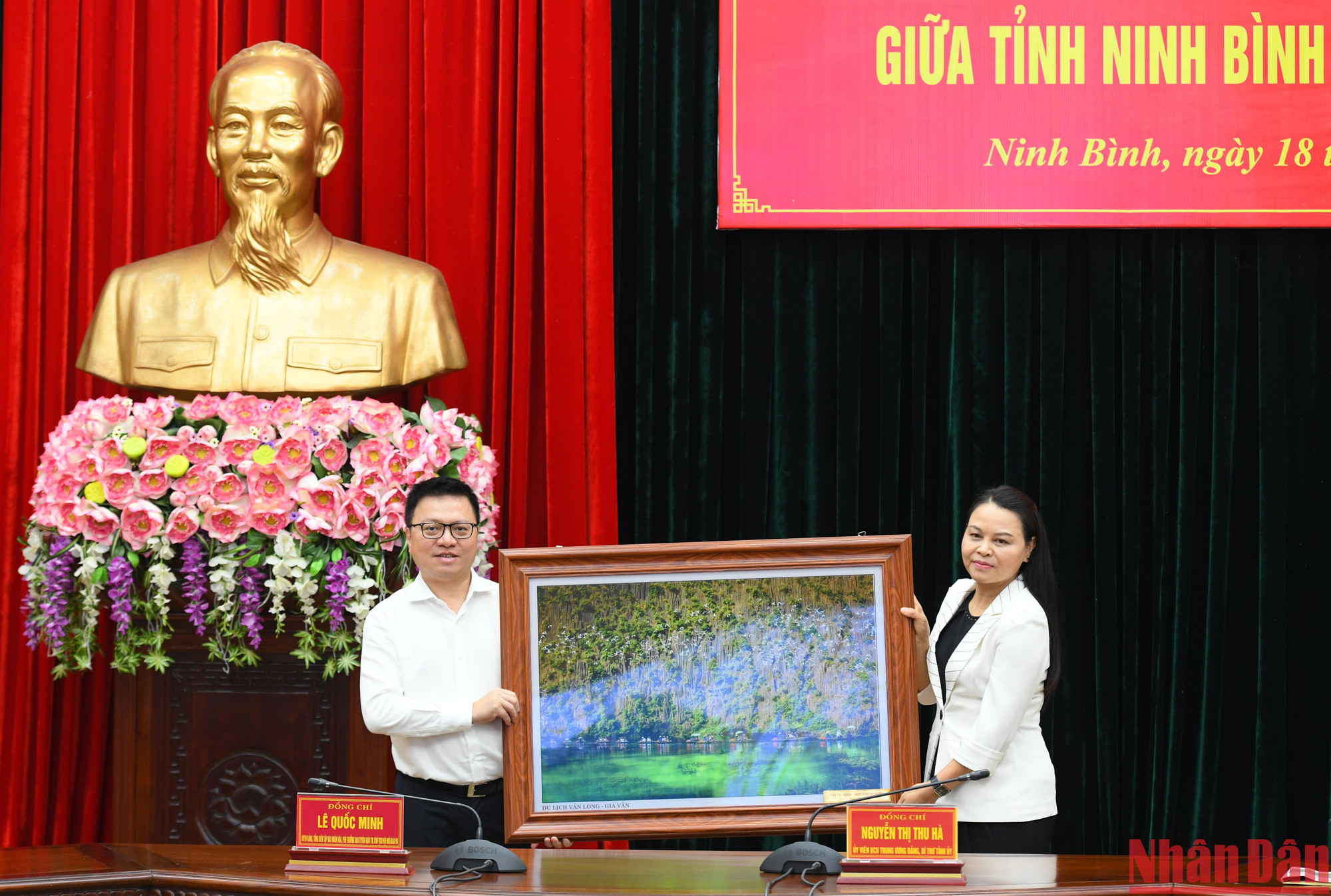 Tỉnh Ninh Bình tặng quà lưu niệm cho Báo Nhân Dân.