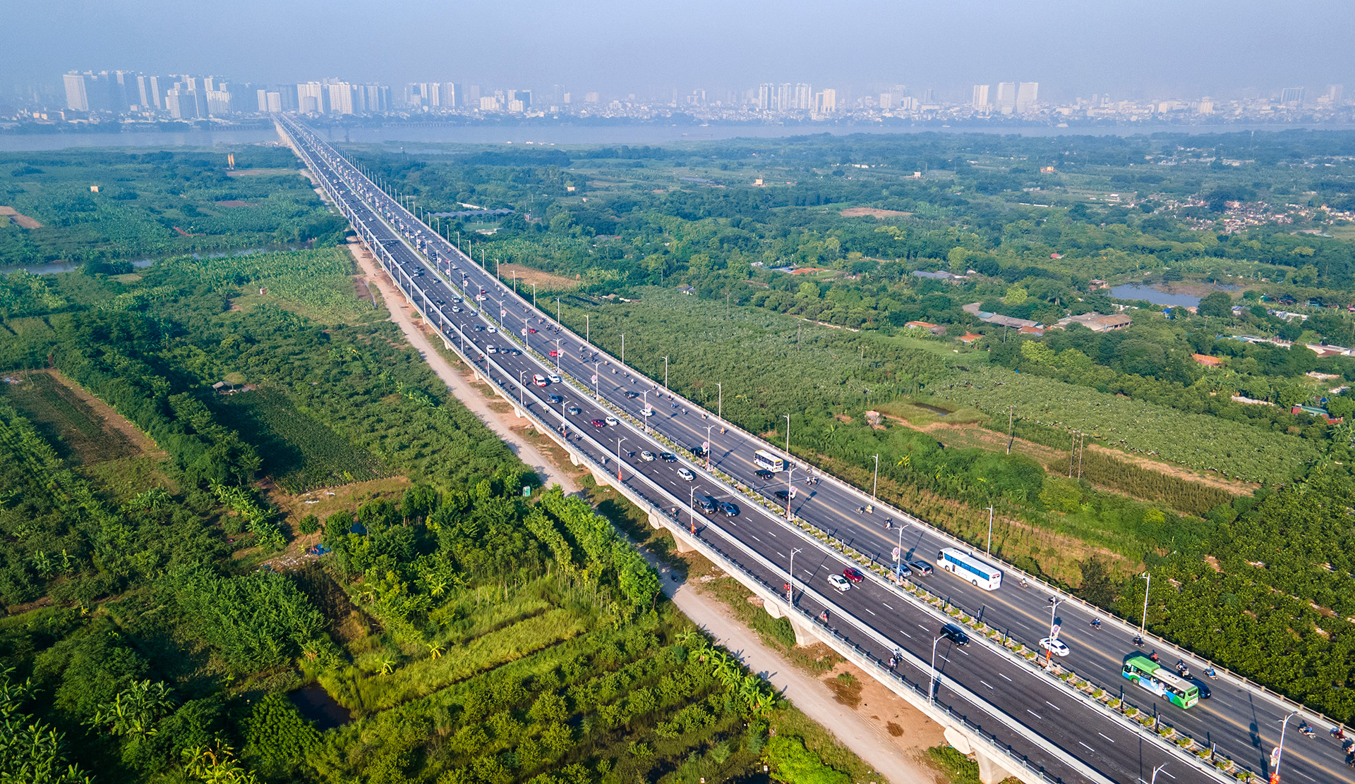 [Ảnh] Giao thông cầu Vĩnh Tuy 2 "dễ thở" sau ngày khánh thành ảnh 11