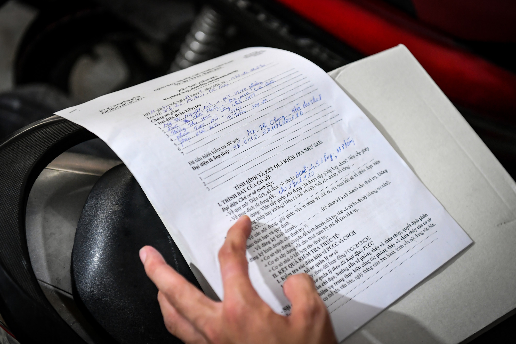 Chủ nhà trọ ký cam kết biên bản an toàn phòng chống cháy nổ tại khu nhà trọ. Chủ nhà trọ ký cam kết biên bản an toàn phòng chống cháy nổ tại khu nhà trọ.