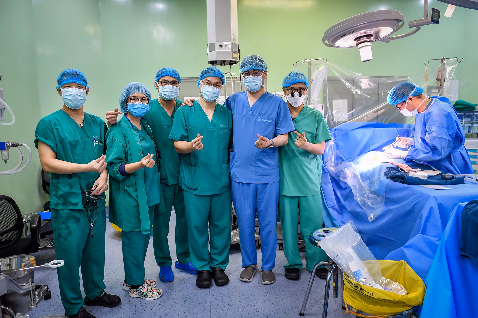 [Ảnh] Cận cảnh ca mổ thứ 700 trường hợp tim bẩm sinh với kỹ thuật ít xâm lấn ảnh 20